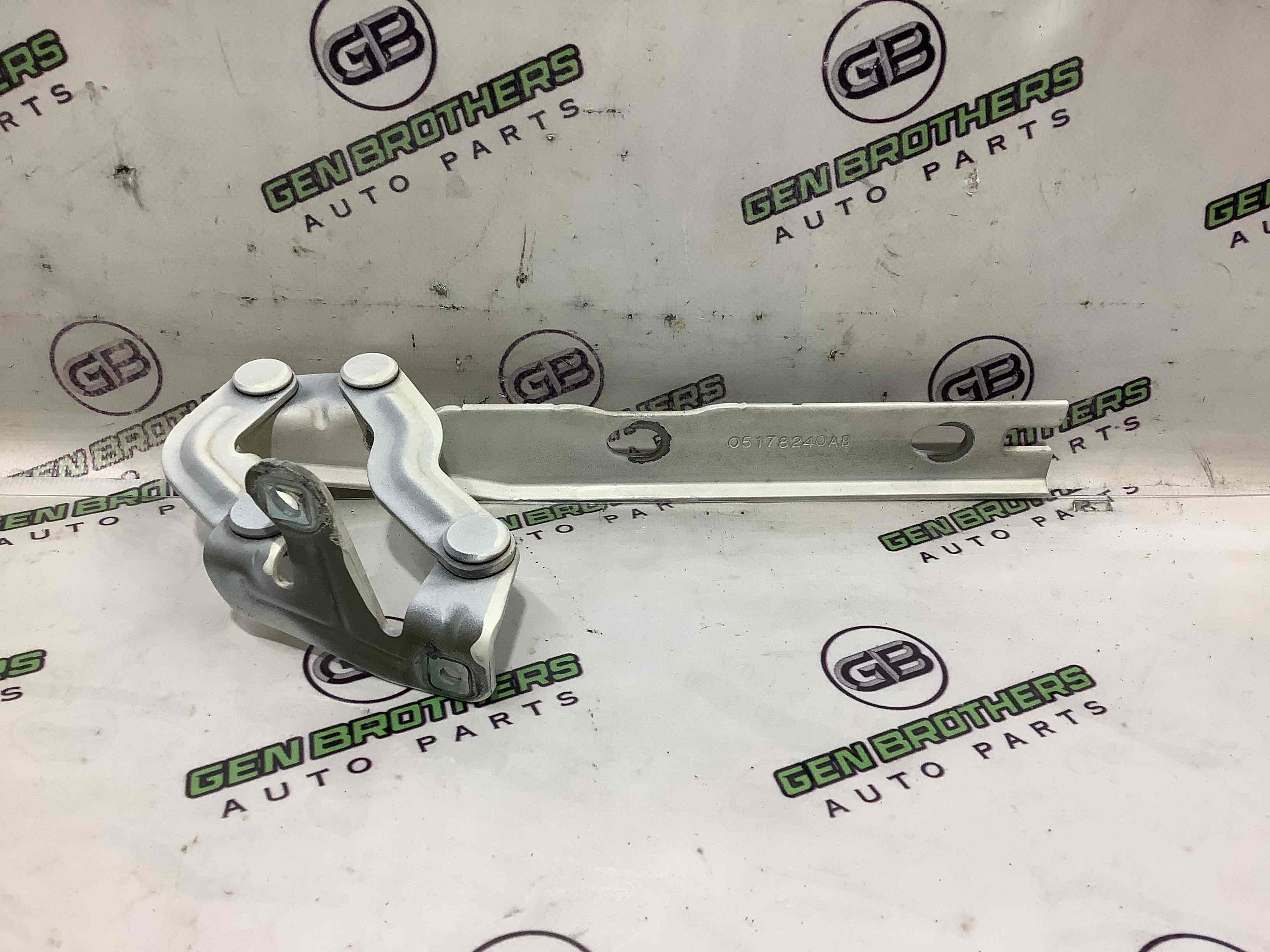 Петля капота, кронштейн капота