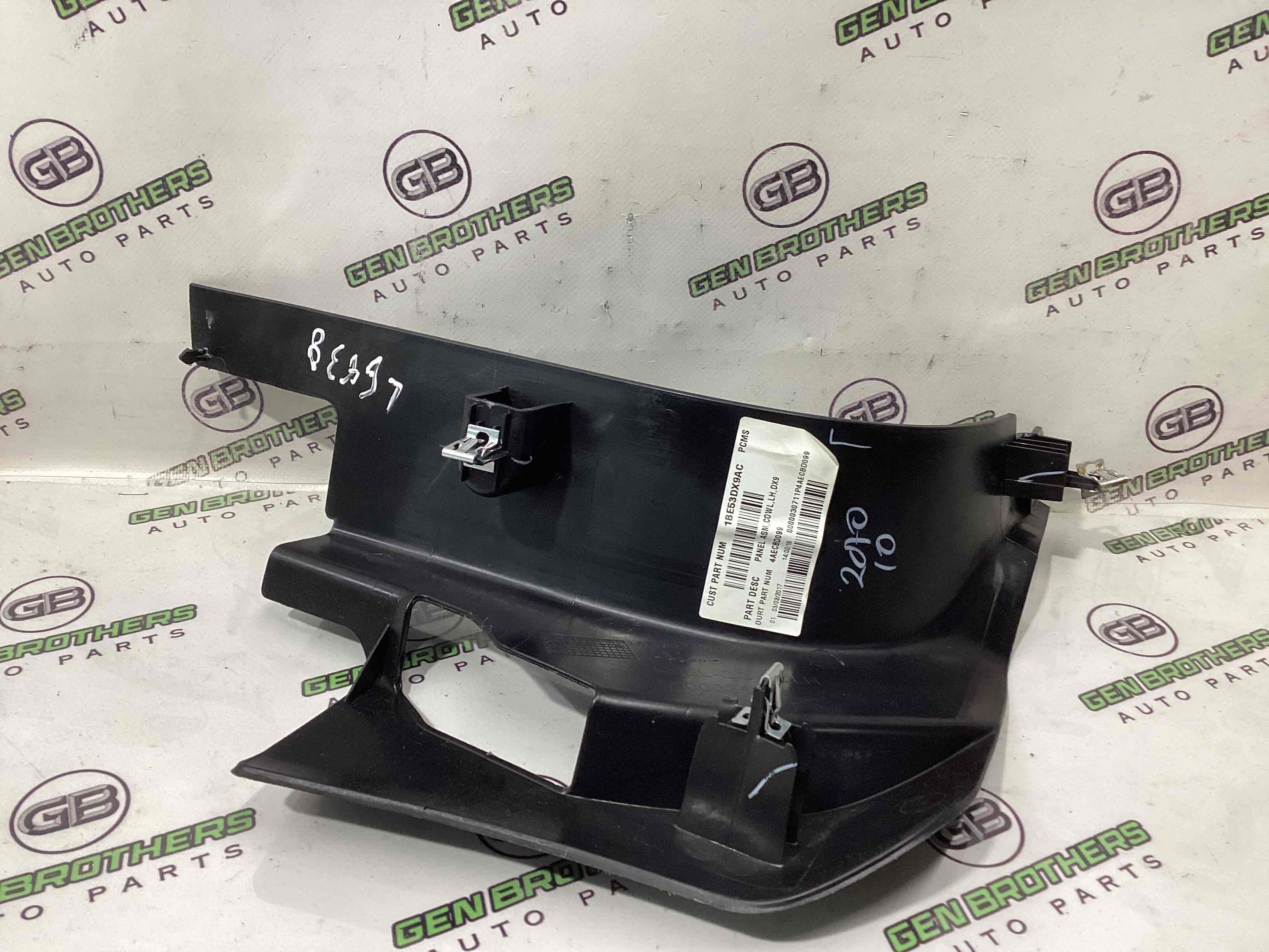 Обшивка передней стойки левая