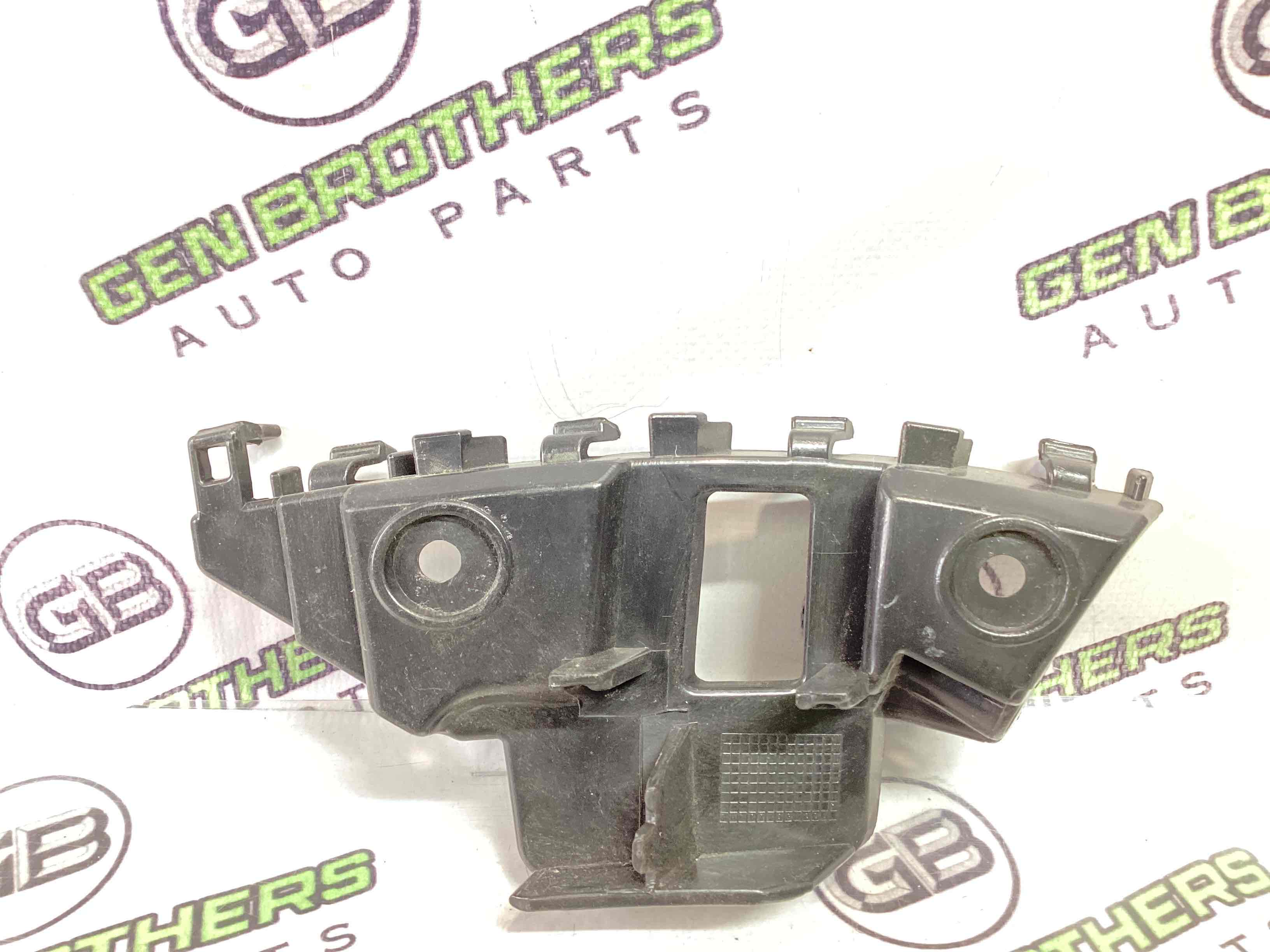 Кріплення переднього бампера праве