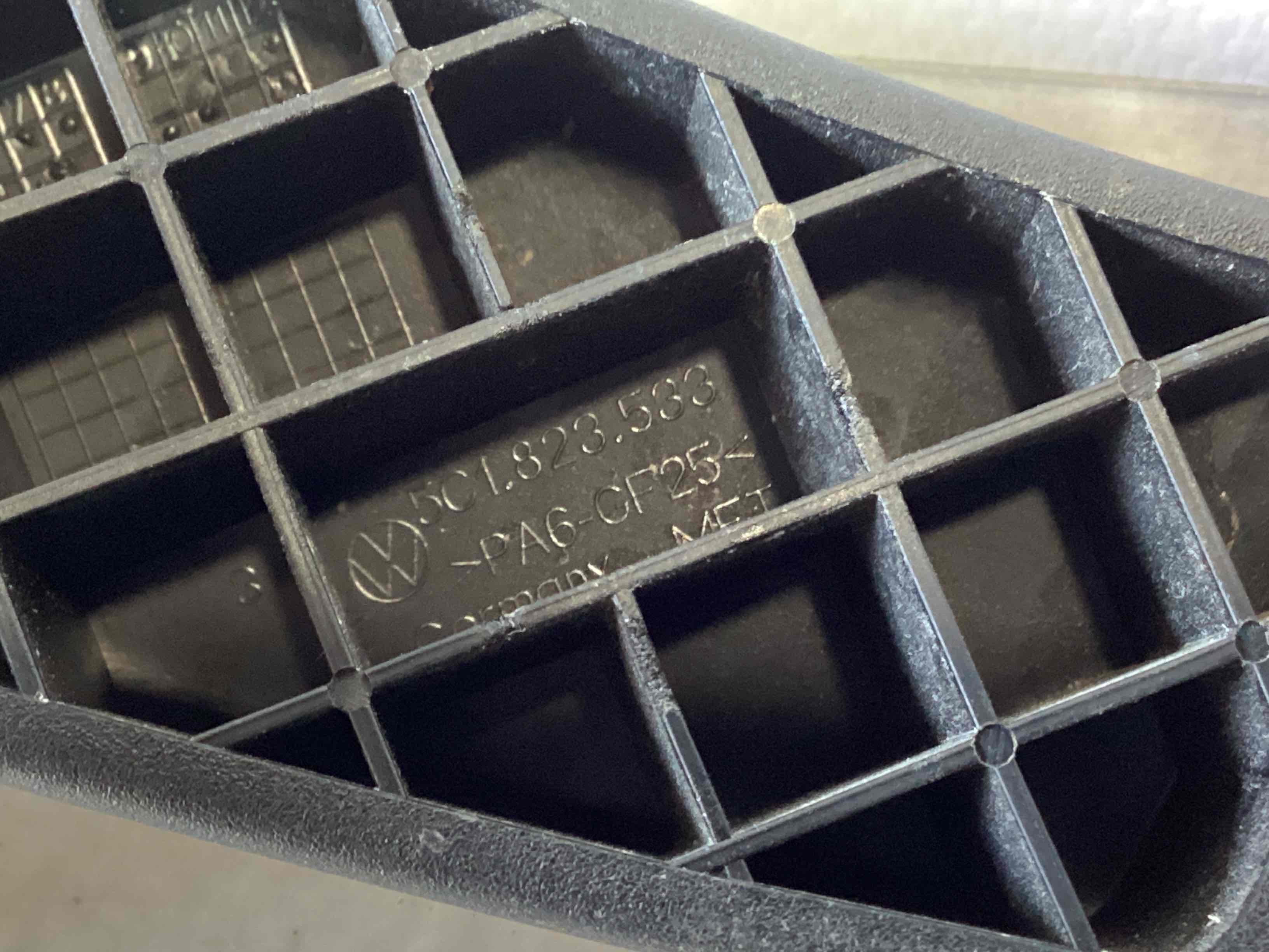 Ручка відкривання капота