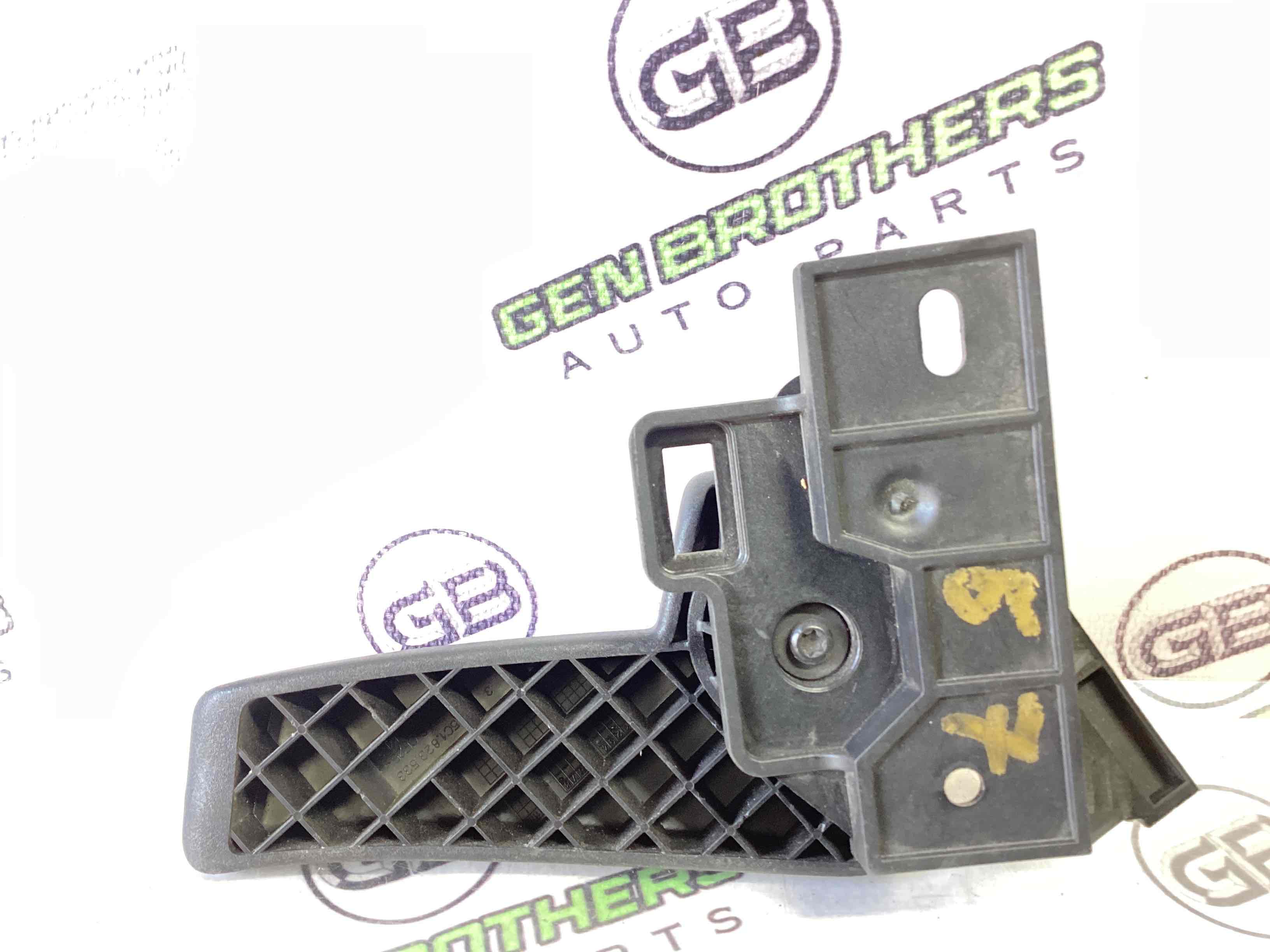 Ручка відкривання капота