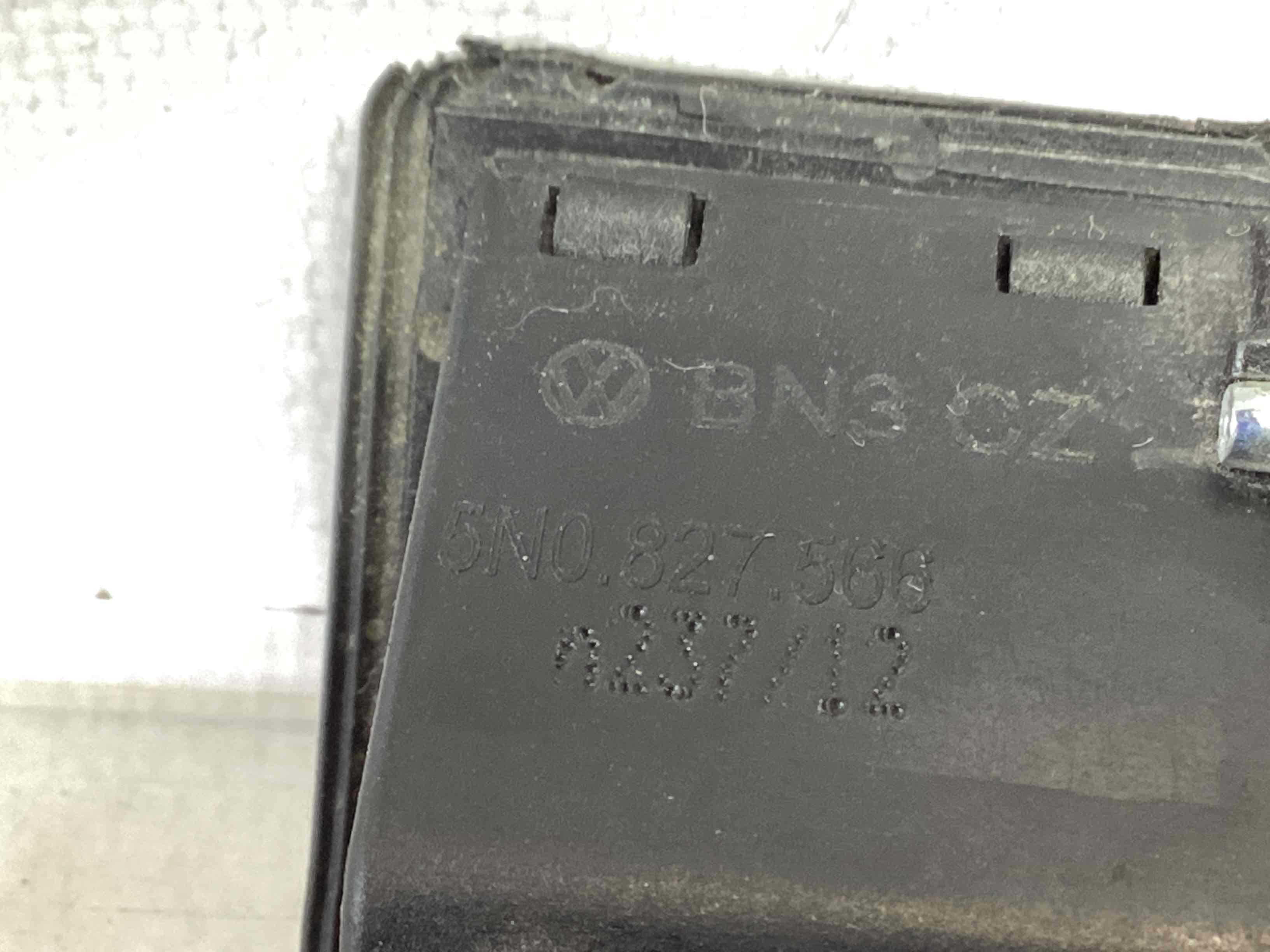 Кнопка відкриття багажника