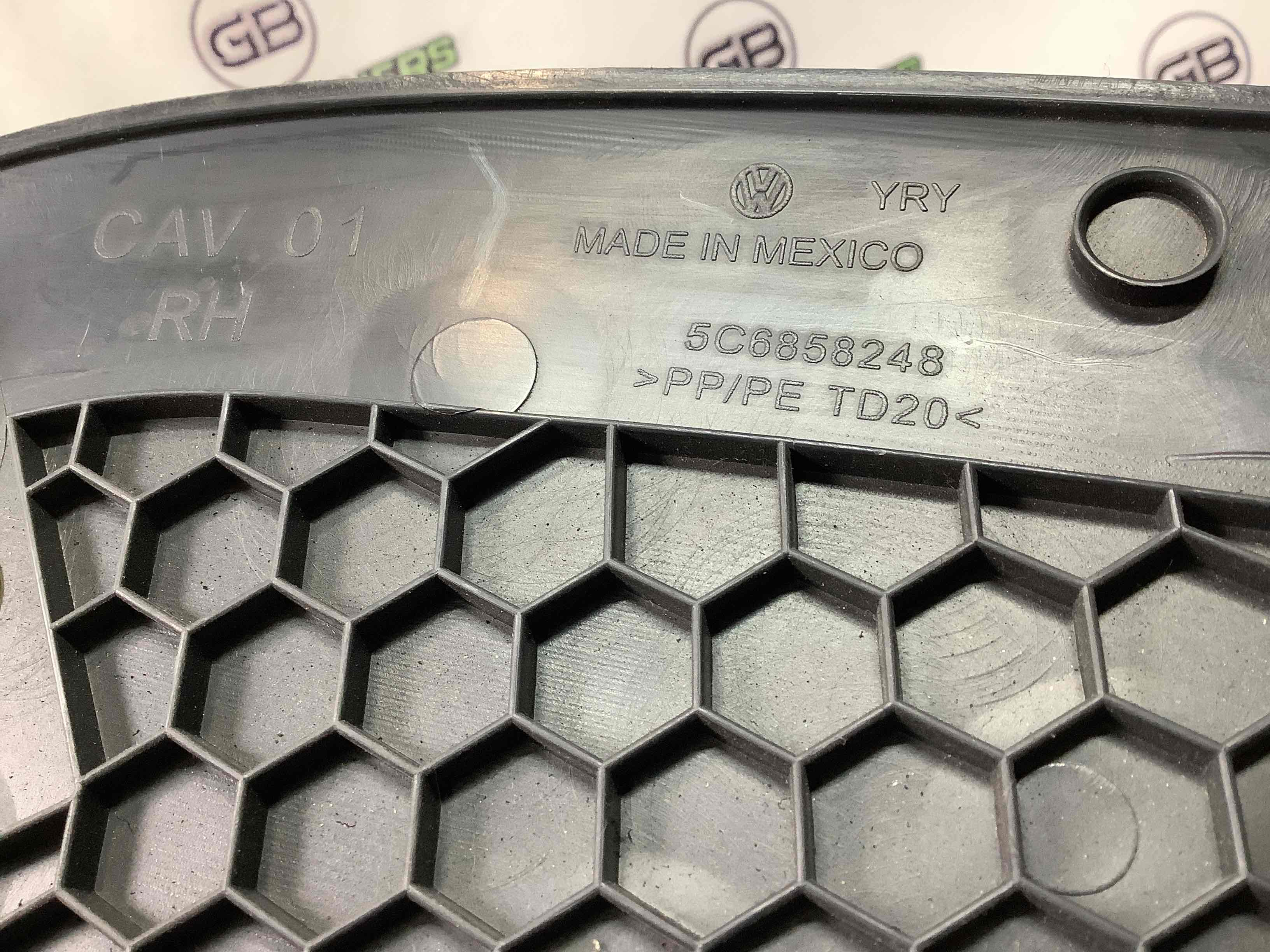 Обшивка панелі приладів торпедо