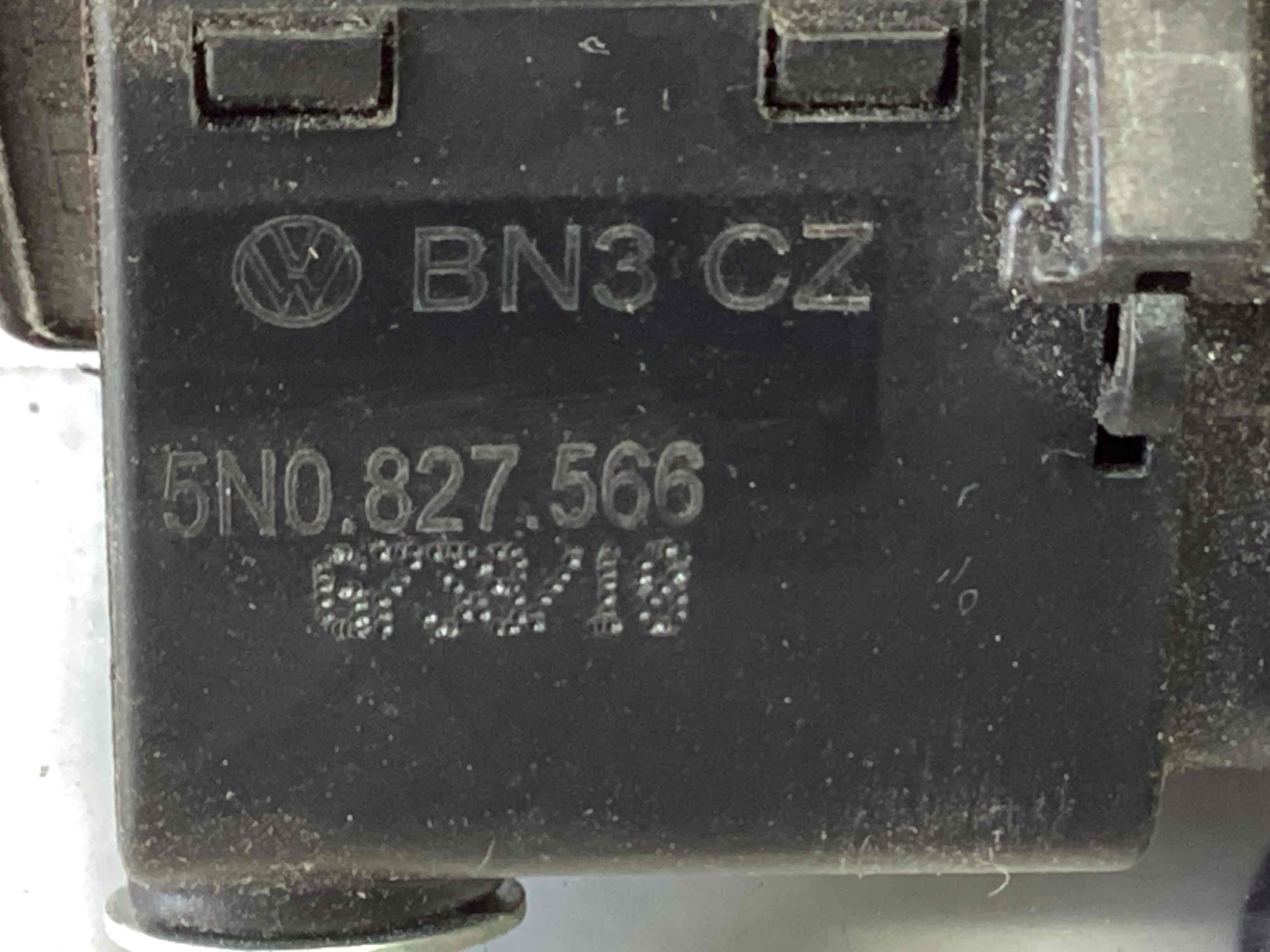 Кнопка відкриття багажника