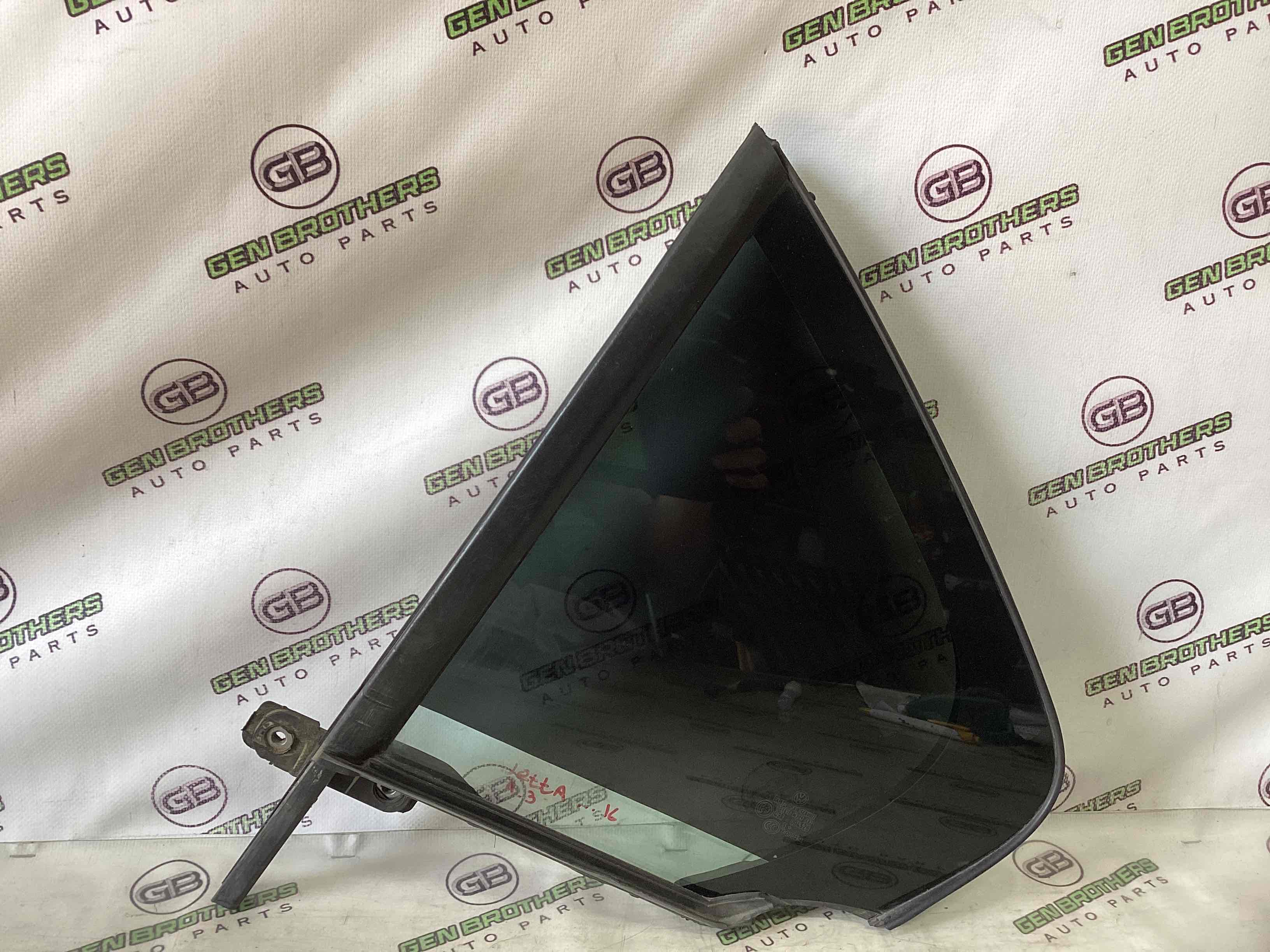 Скло дверей трикутник кватирка