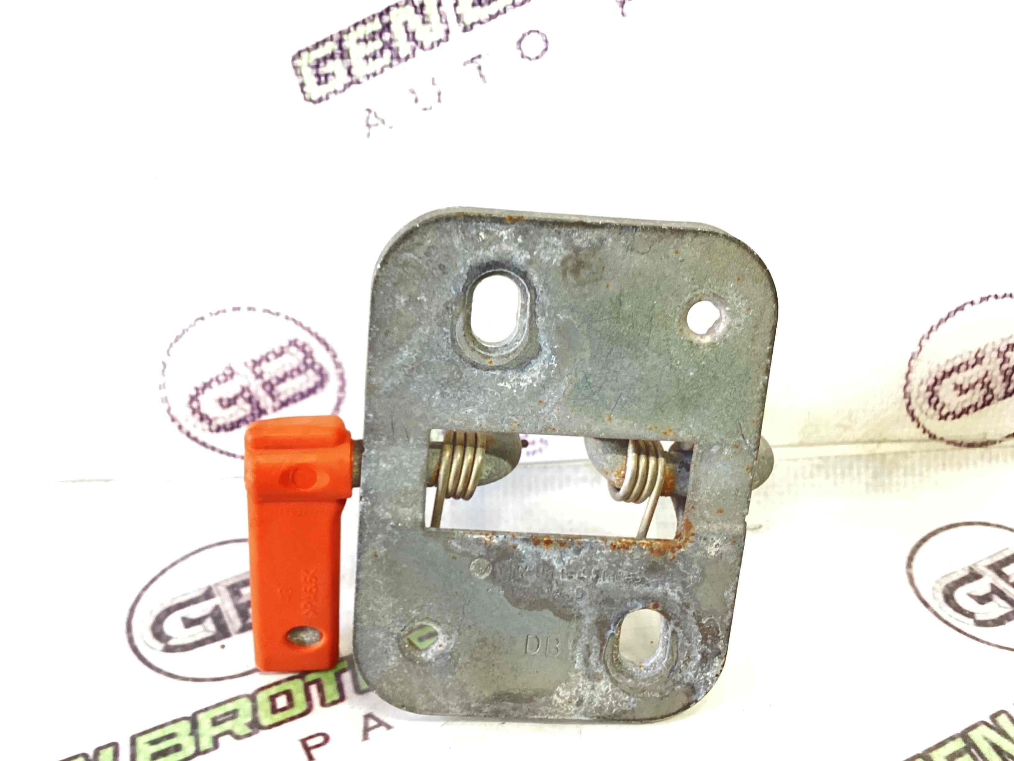 Петля капота, кронштейн капота