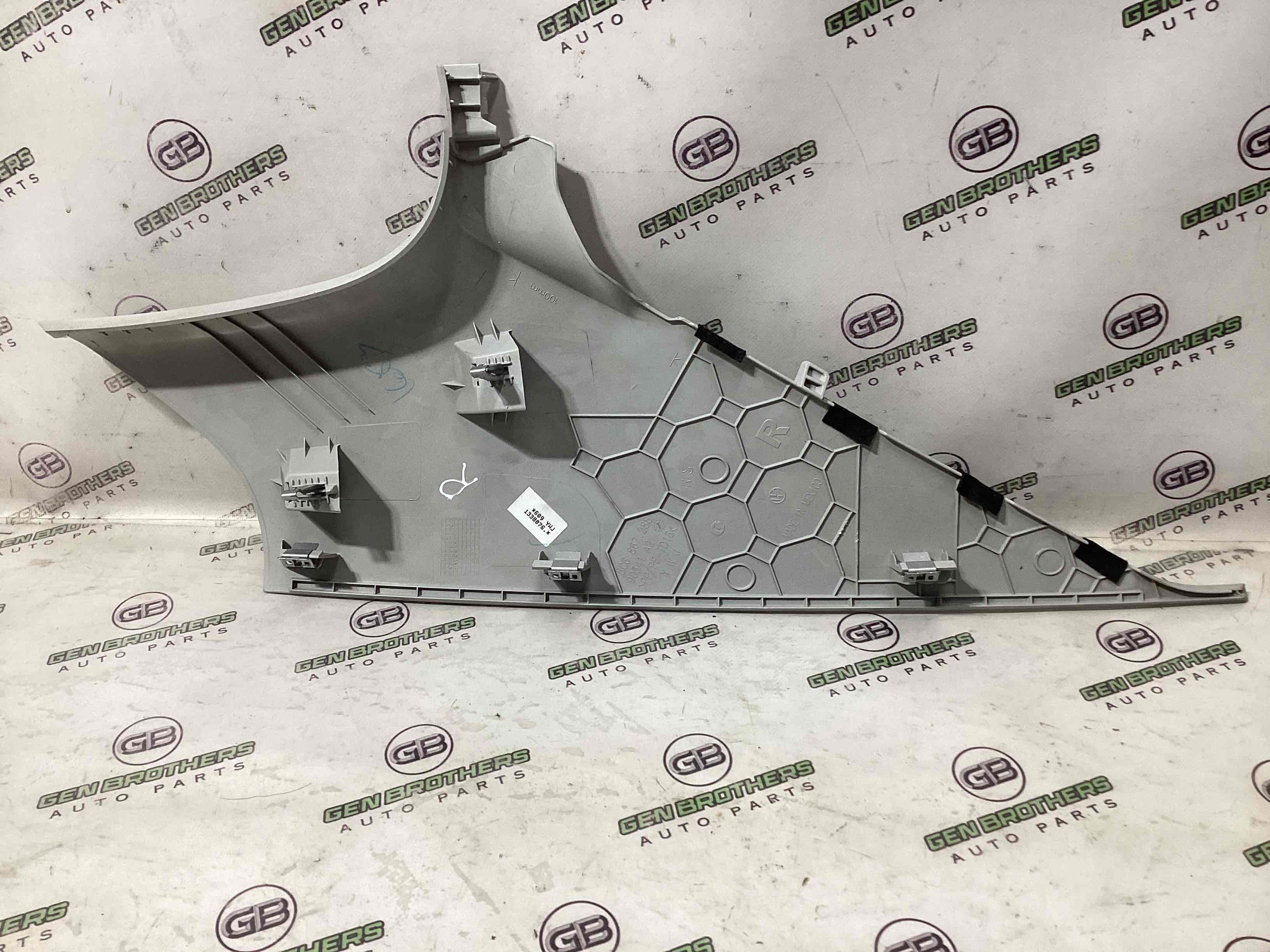 Обшивка задньої стійки права