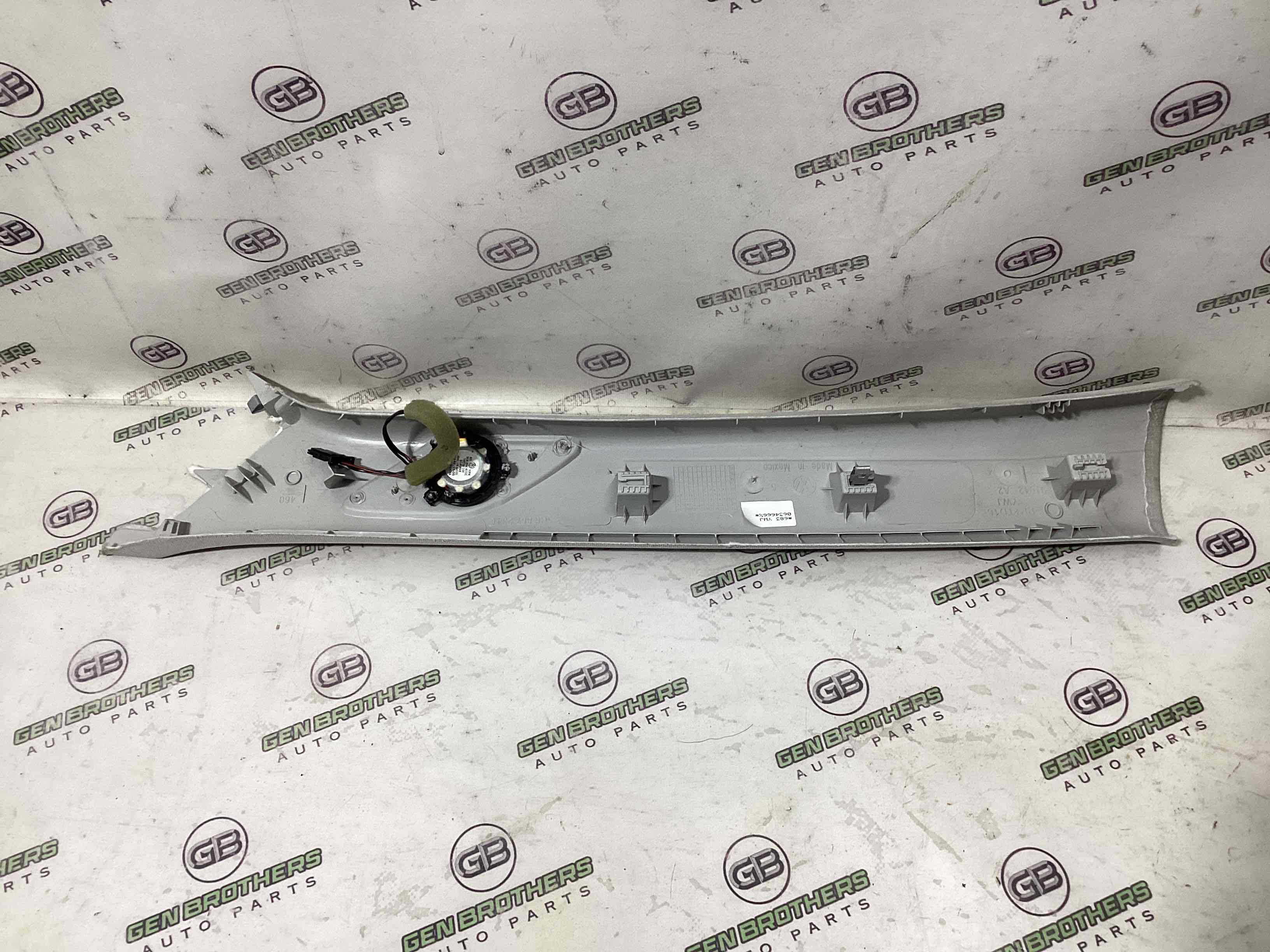 Обшивка передньої стійки права