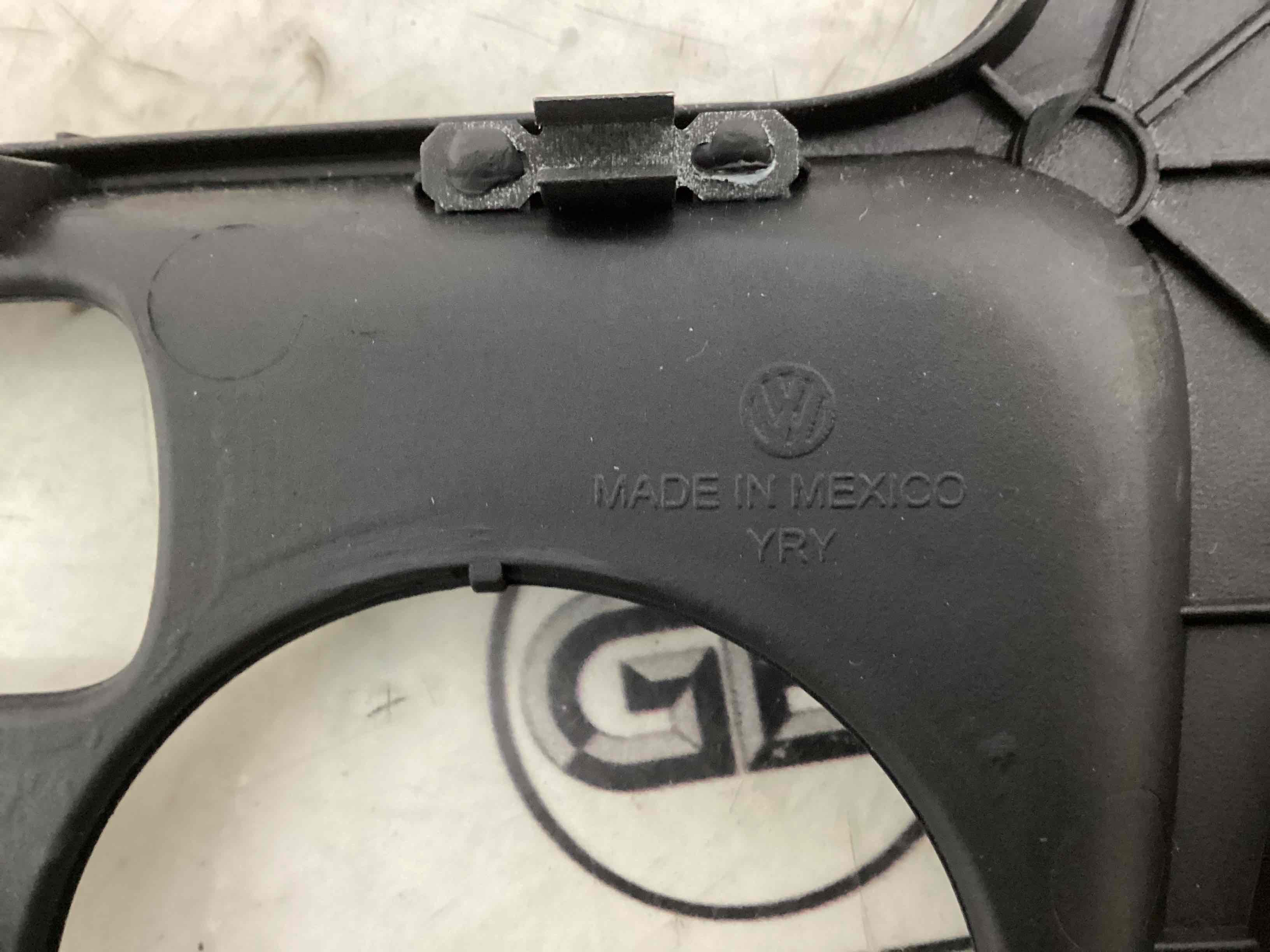 Обшивка панелі приладів торпедо