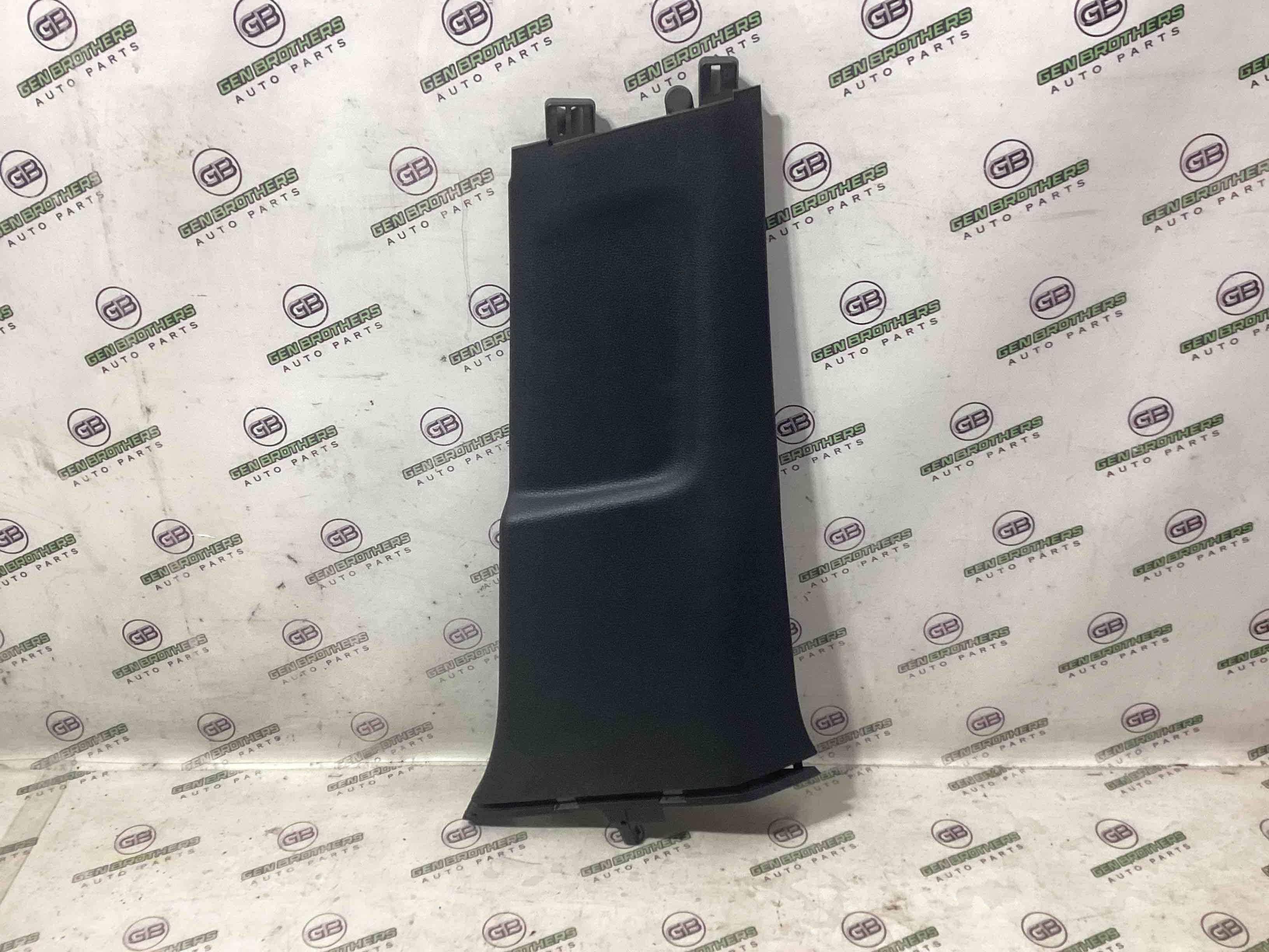 Обшивка центральної стійки права