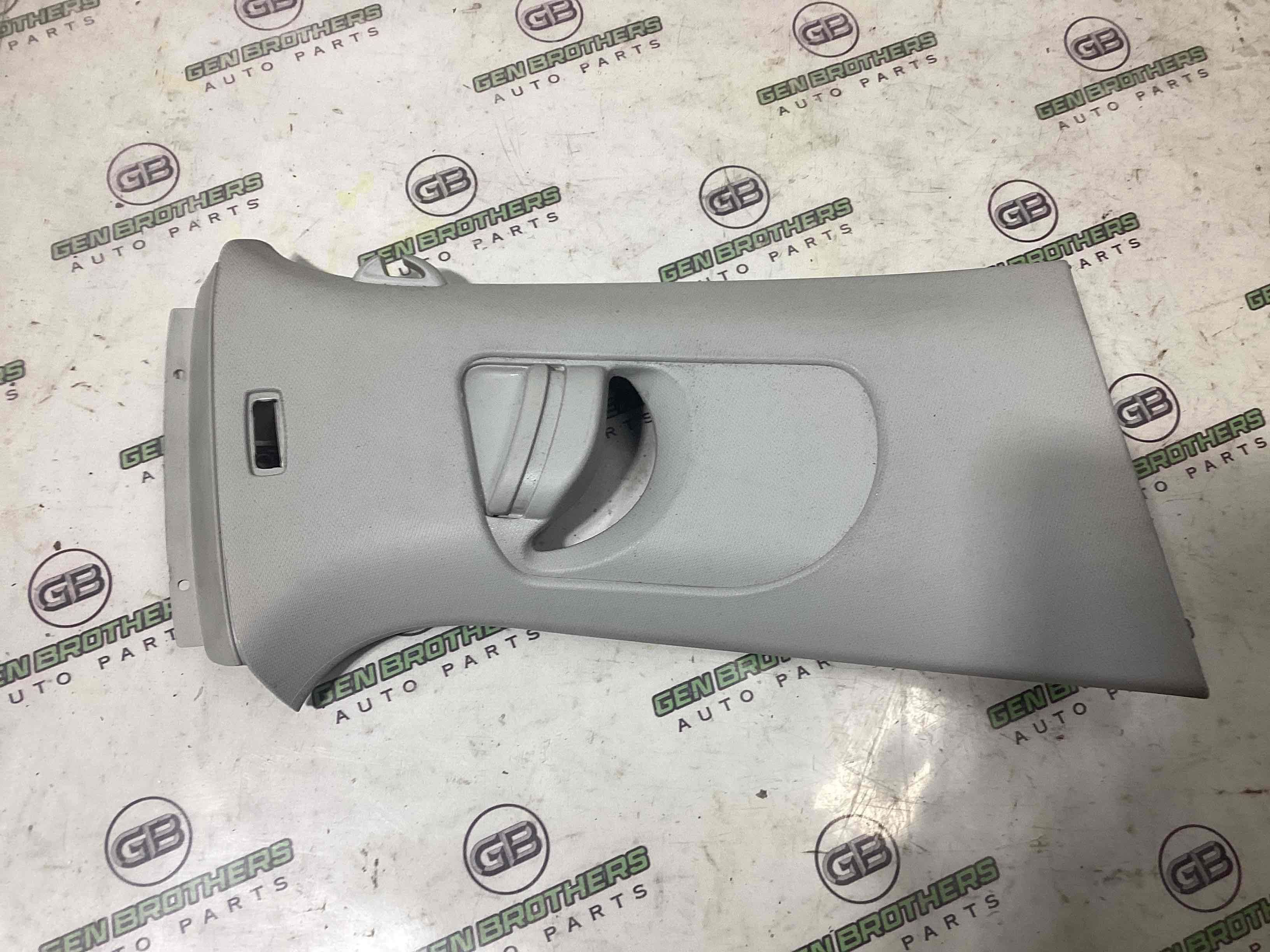 Обшивка центральної стійки права