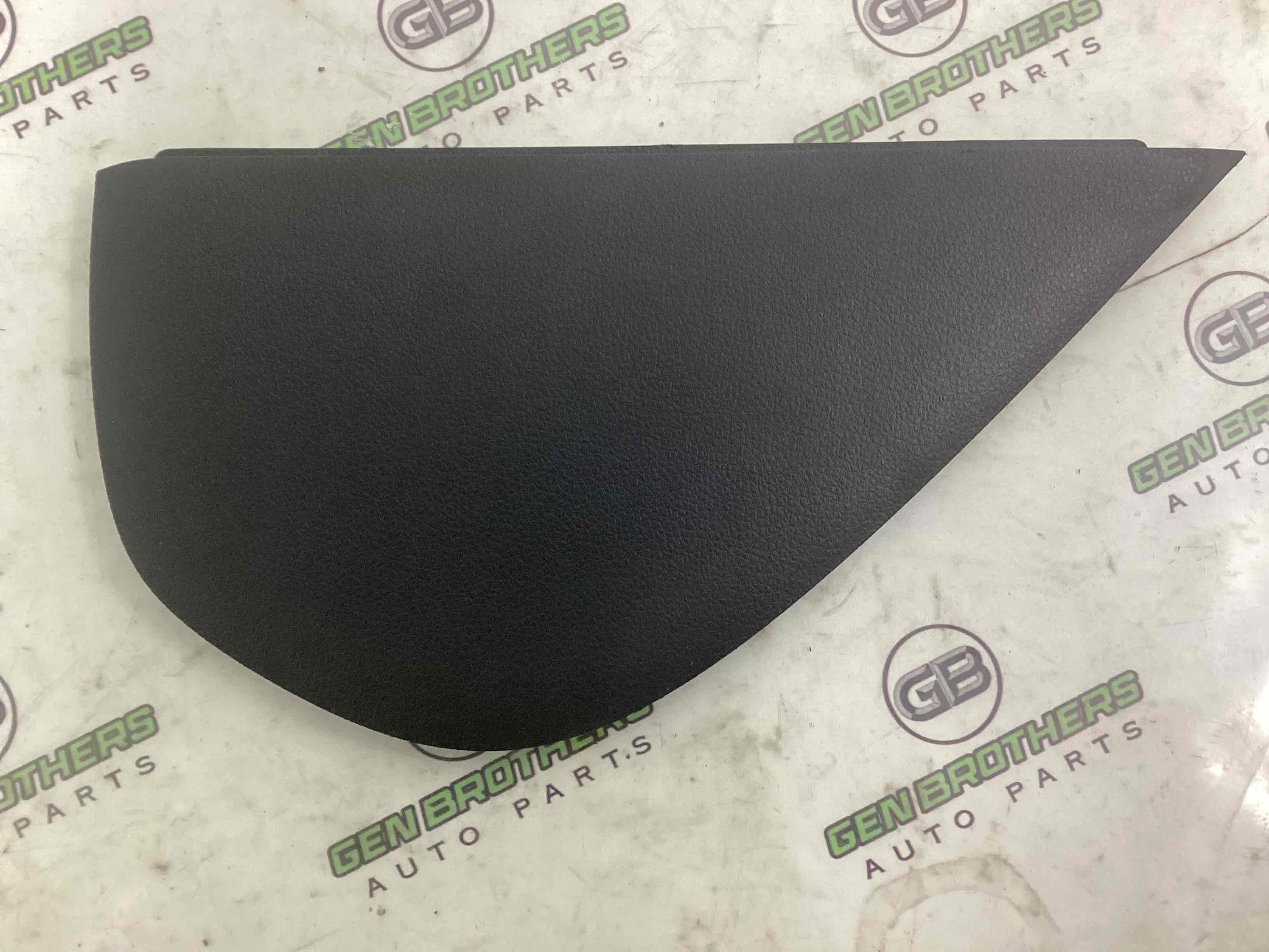 Обшивка панелі приладів торпедо