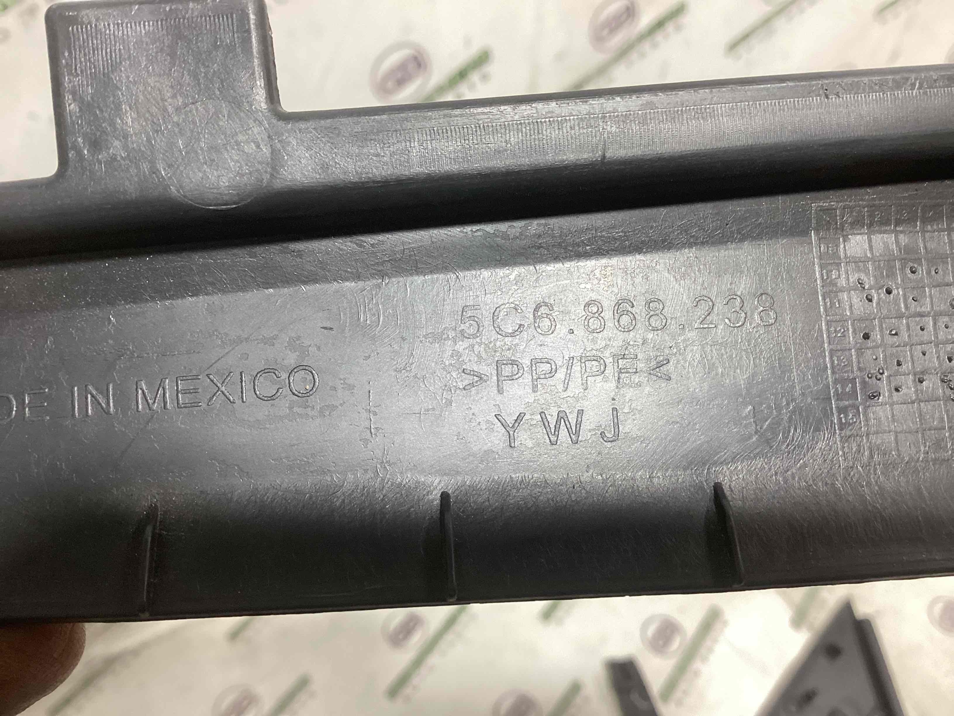 Обшивка панелі приладів торпедо