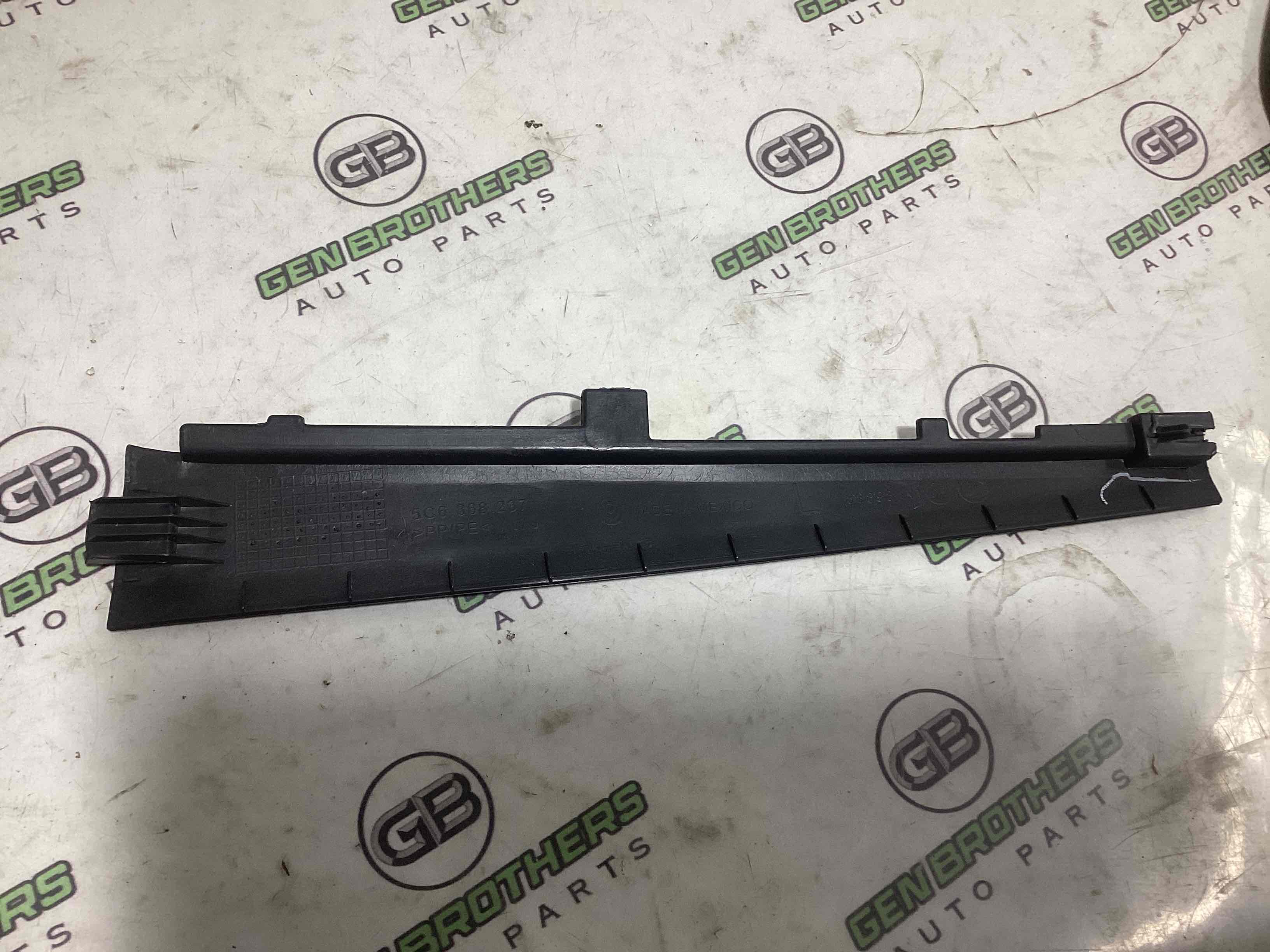 Обшивка панелі приладів торпедо