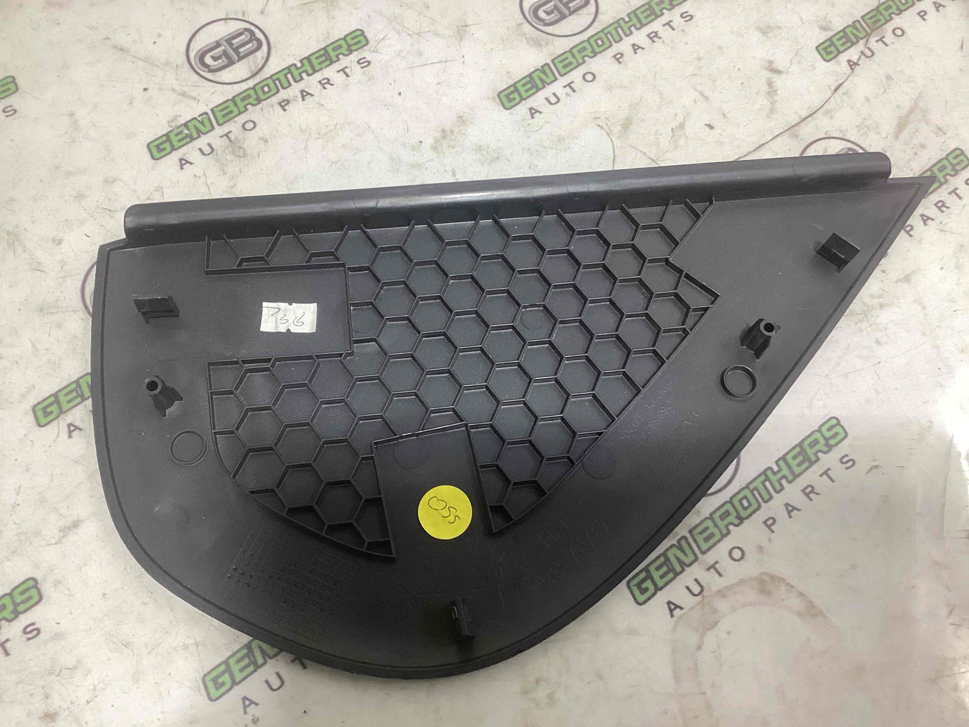 Обшивка панелі приладів торпедо