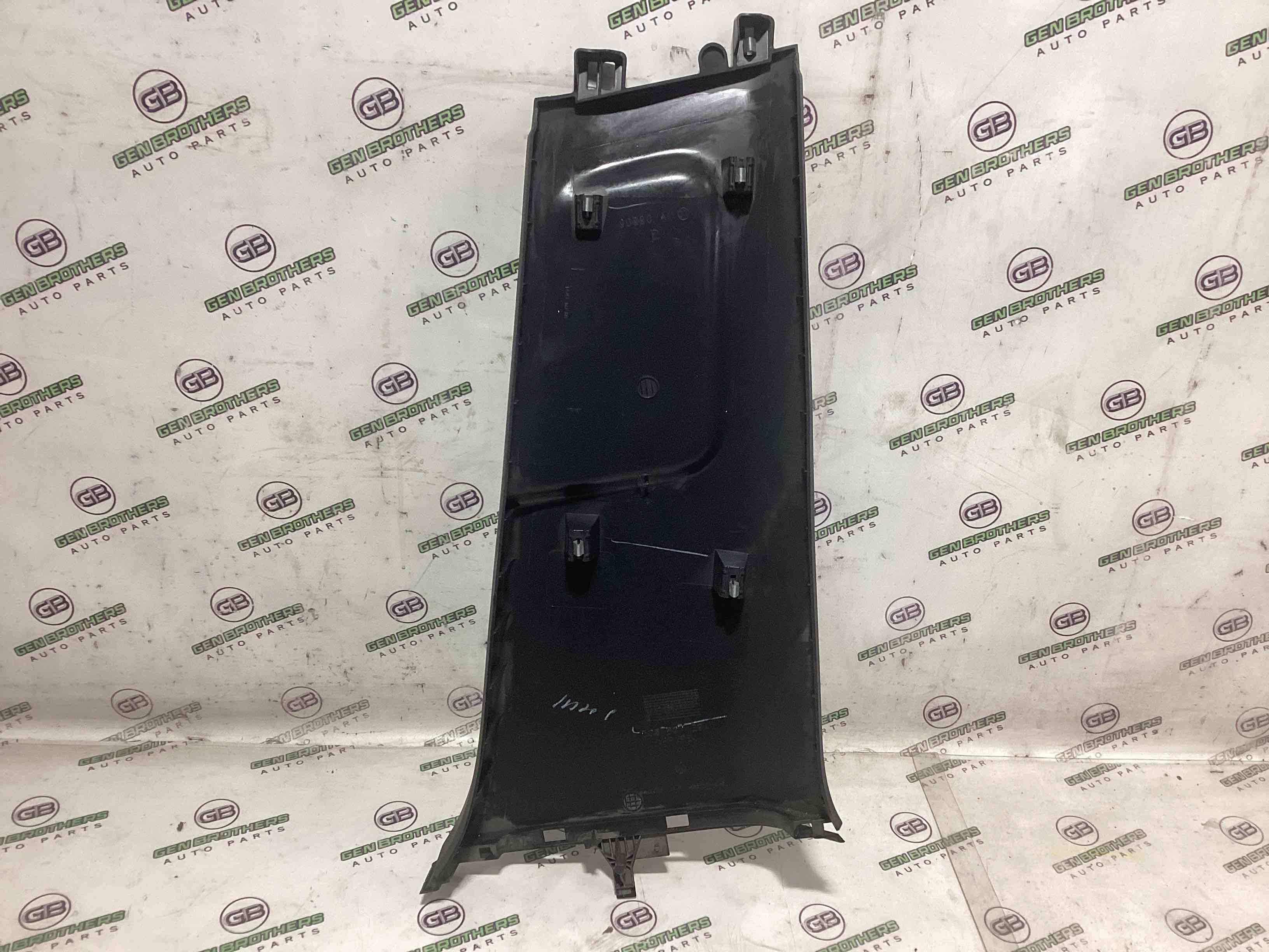 Обшивка центральної стійки ліва