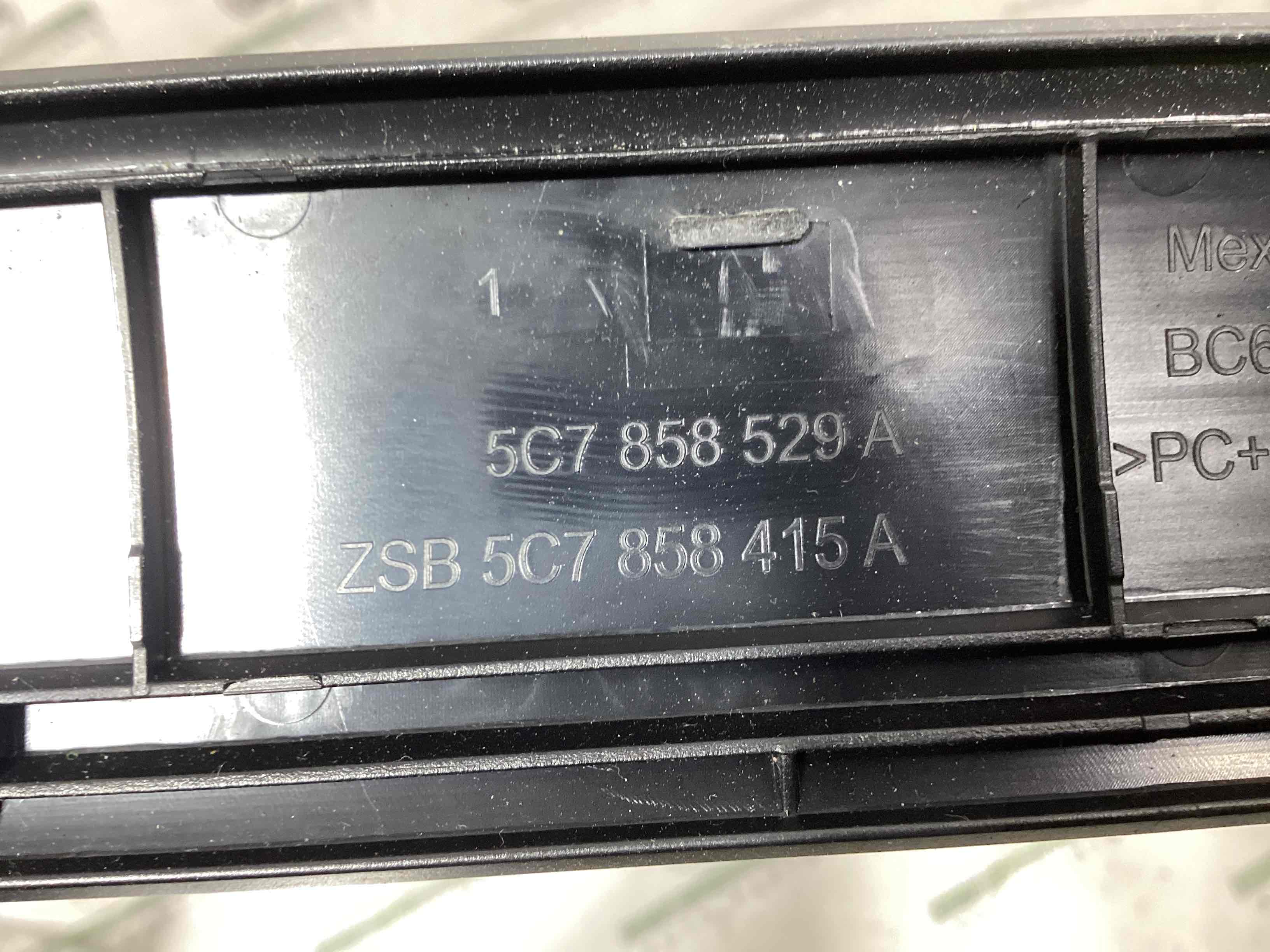 Обшивка панелі приладів торпедо