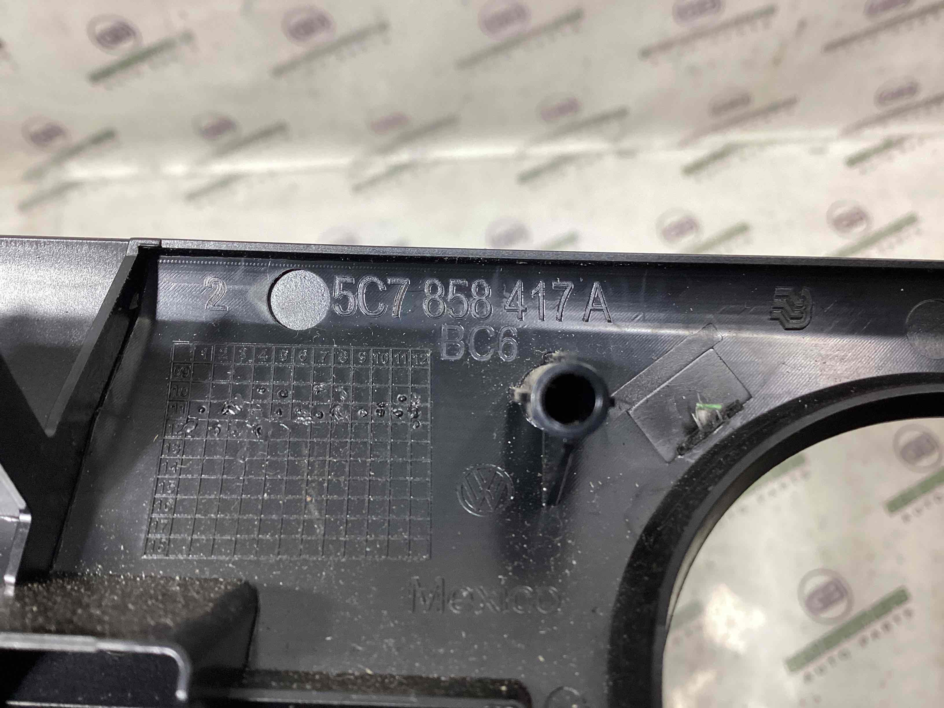 Обшивка панелі приладів торпедо