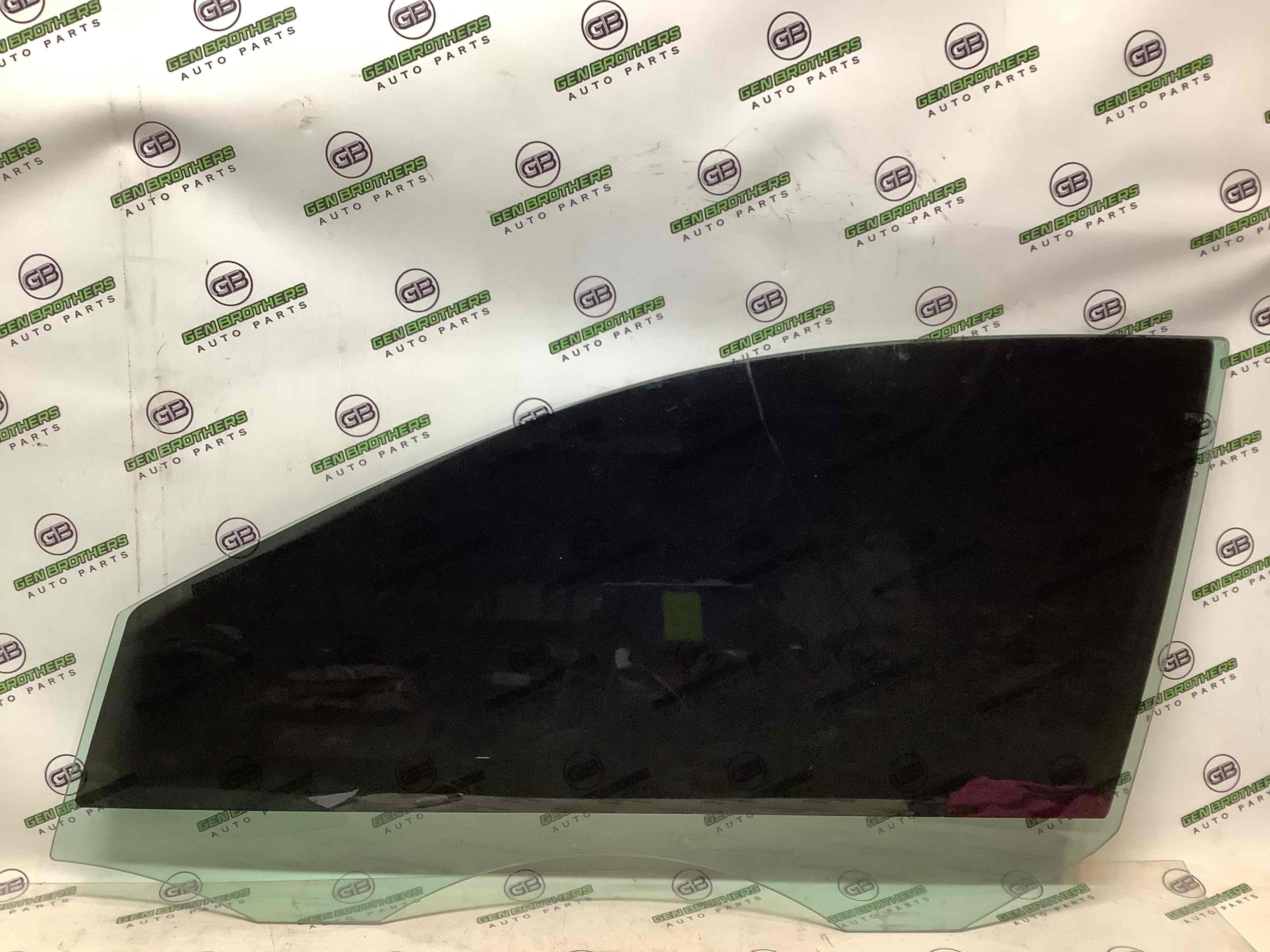 Скло переднє ліве