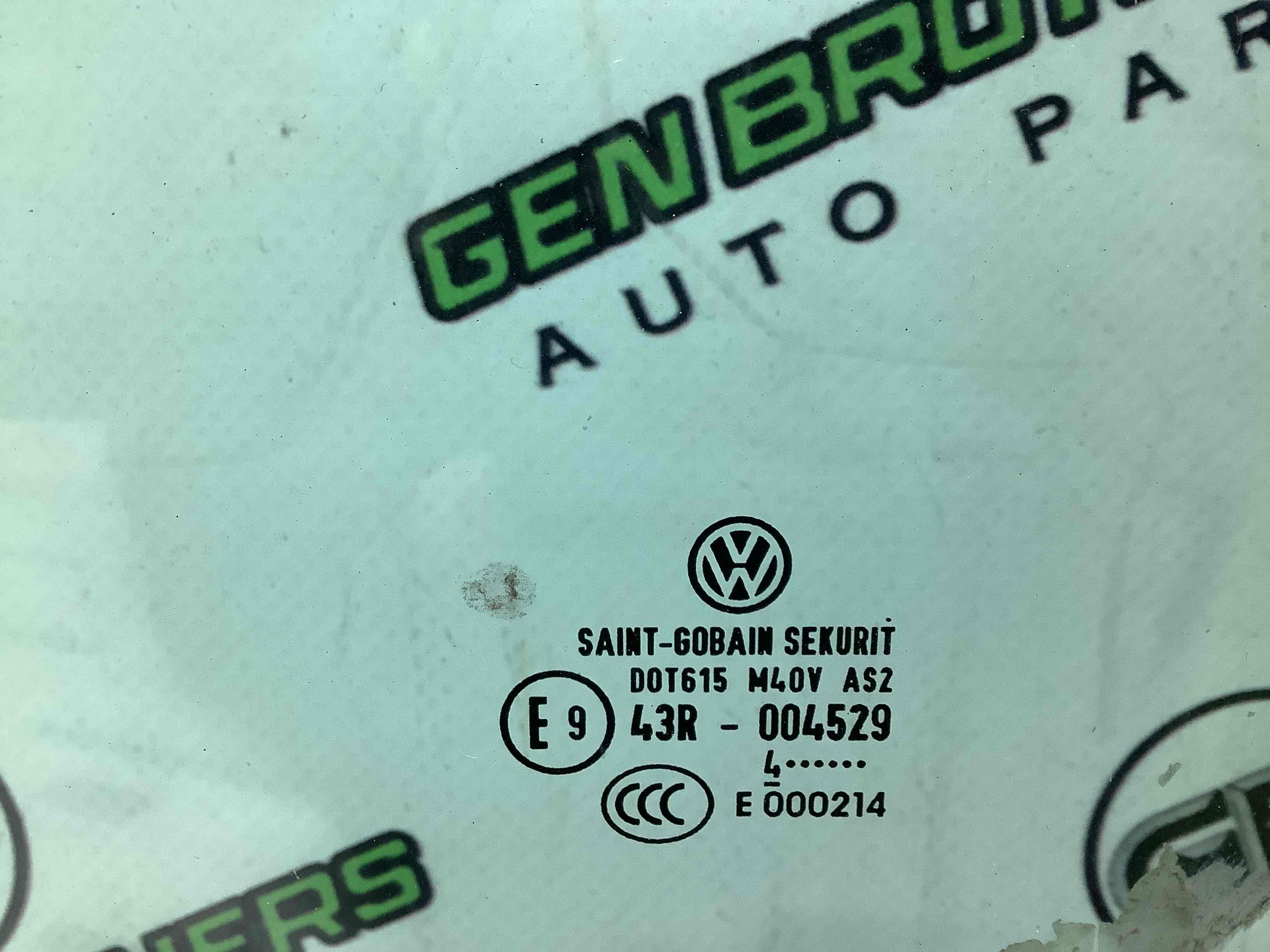 Скло переднє ліве