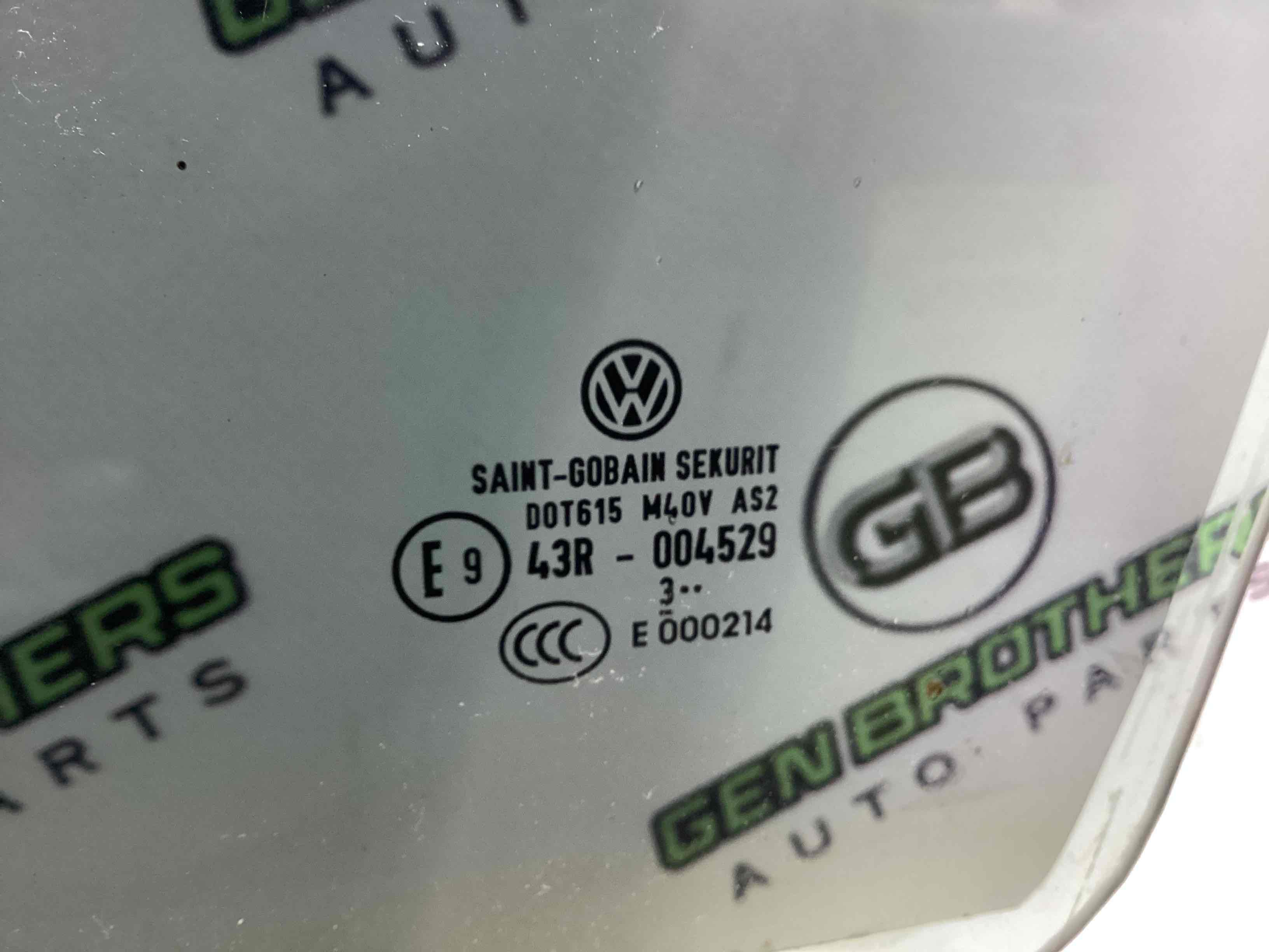 Скло переднє ліве