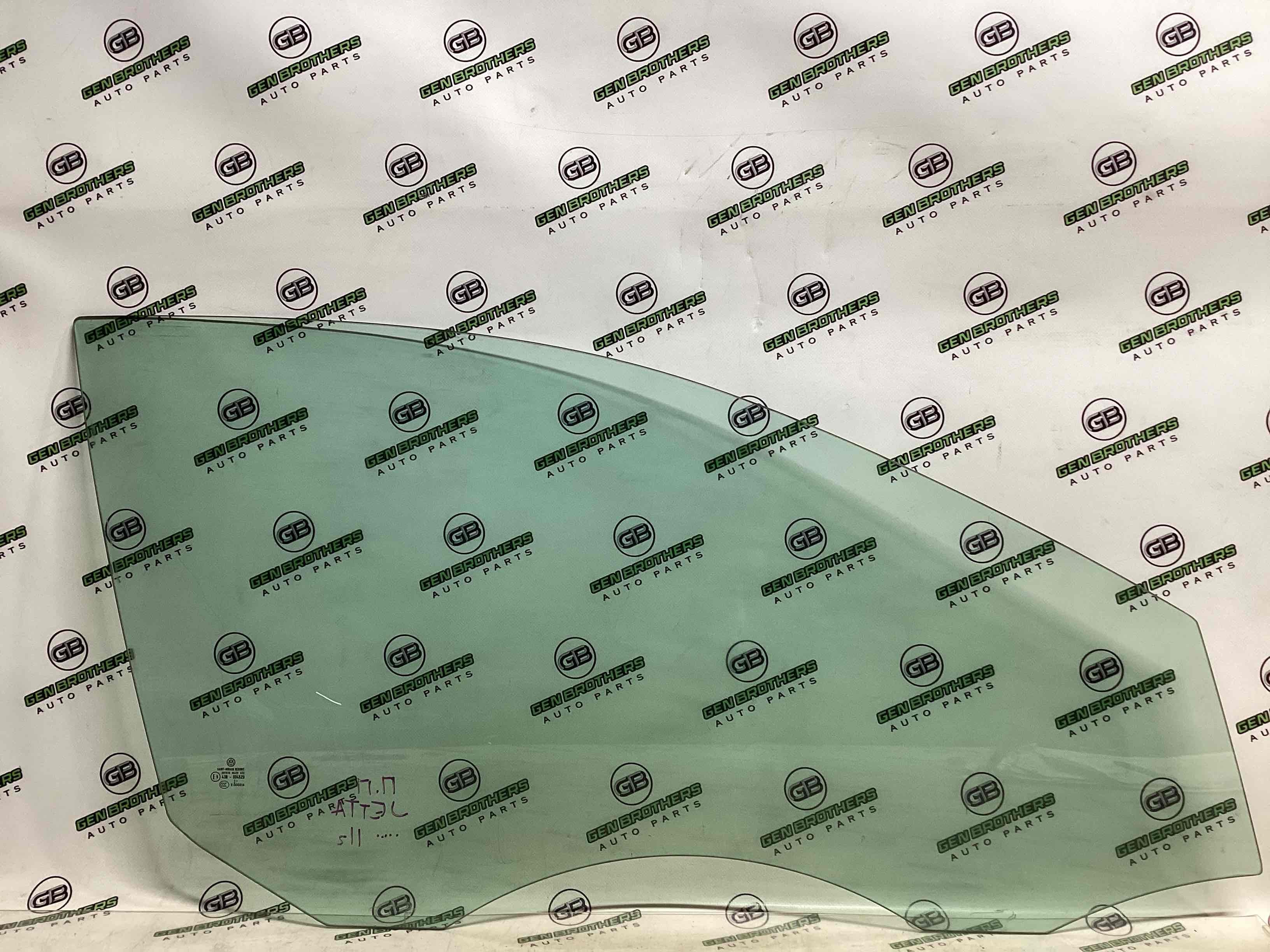 Скло переднє праве