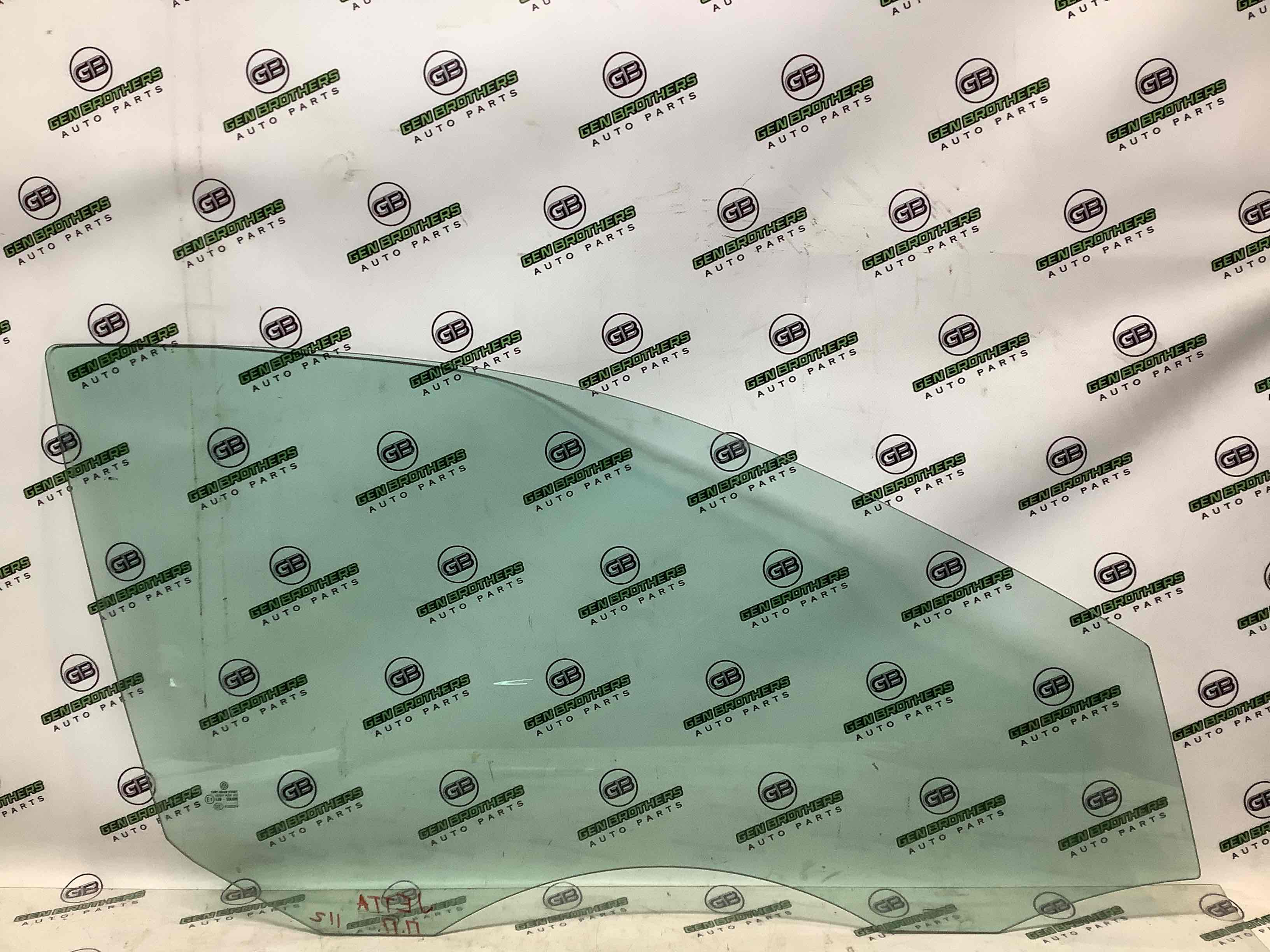 Скло переднє праве