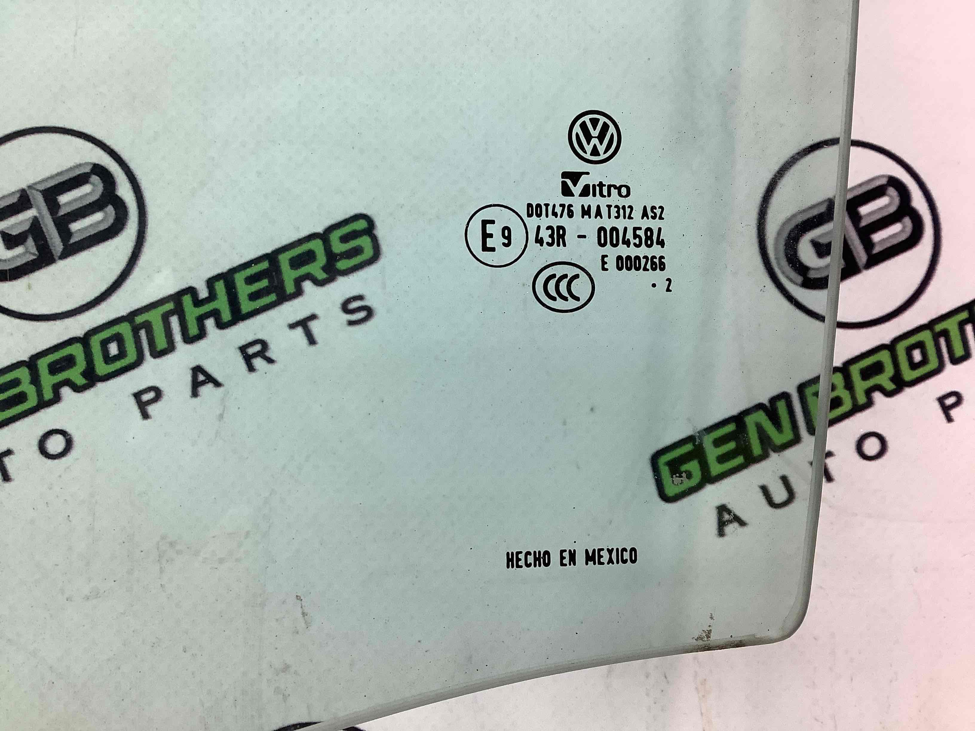 Скло заднє ліве