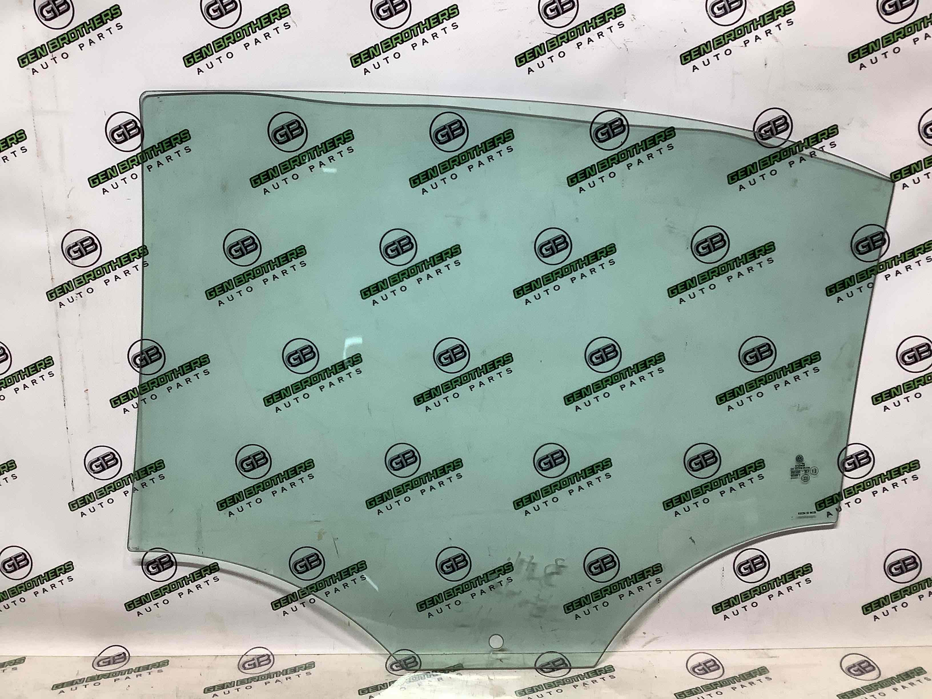 Скло заднє праве