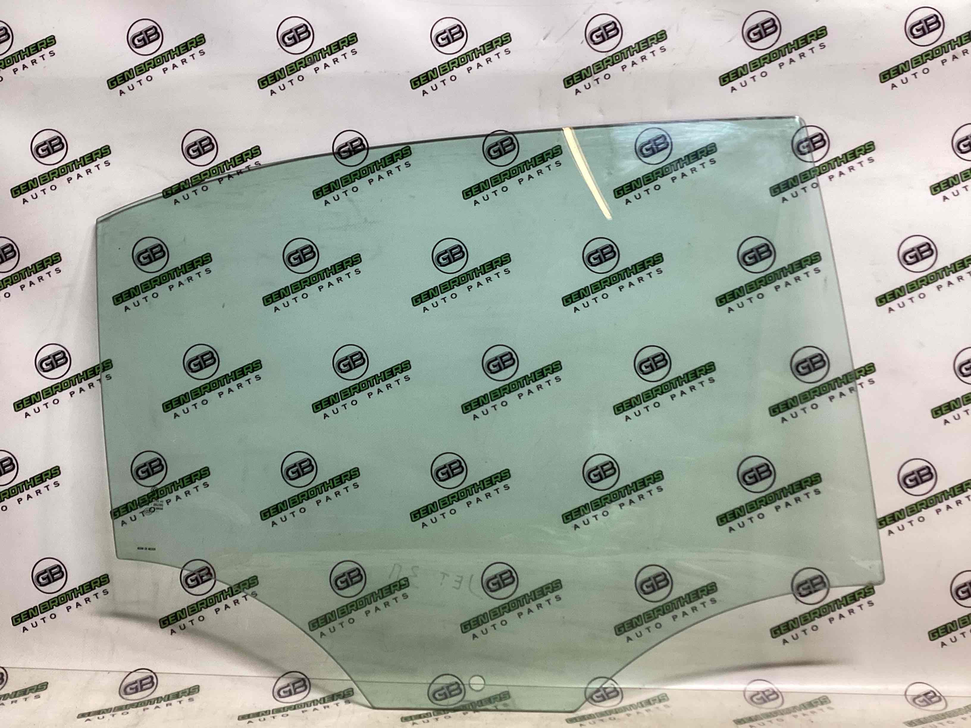 Скло заднє праве