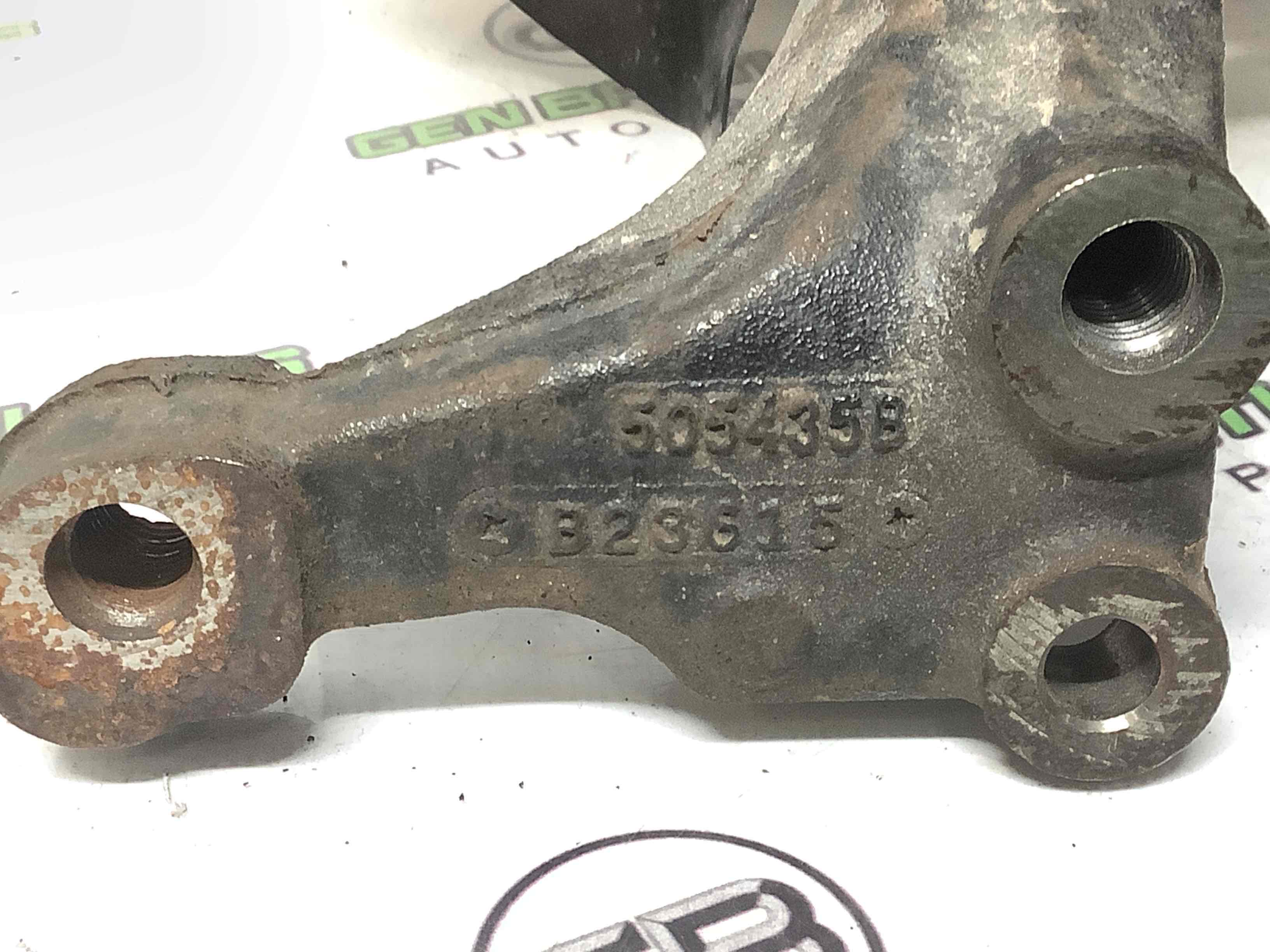 Кулак задній лівий