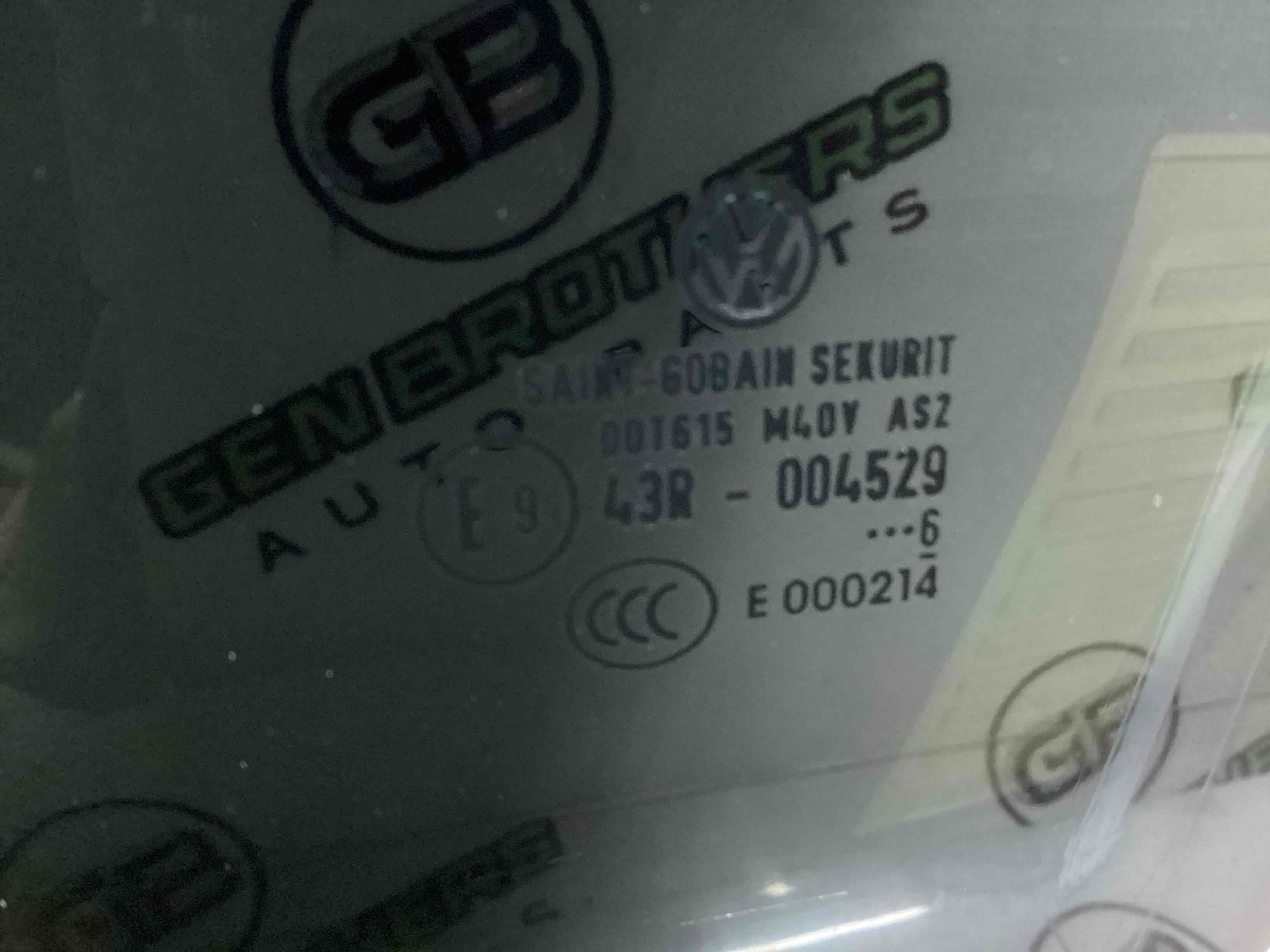 Скло переднє ліве