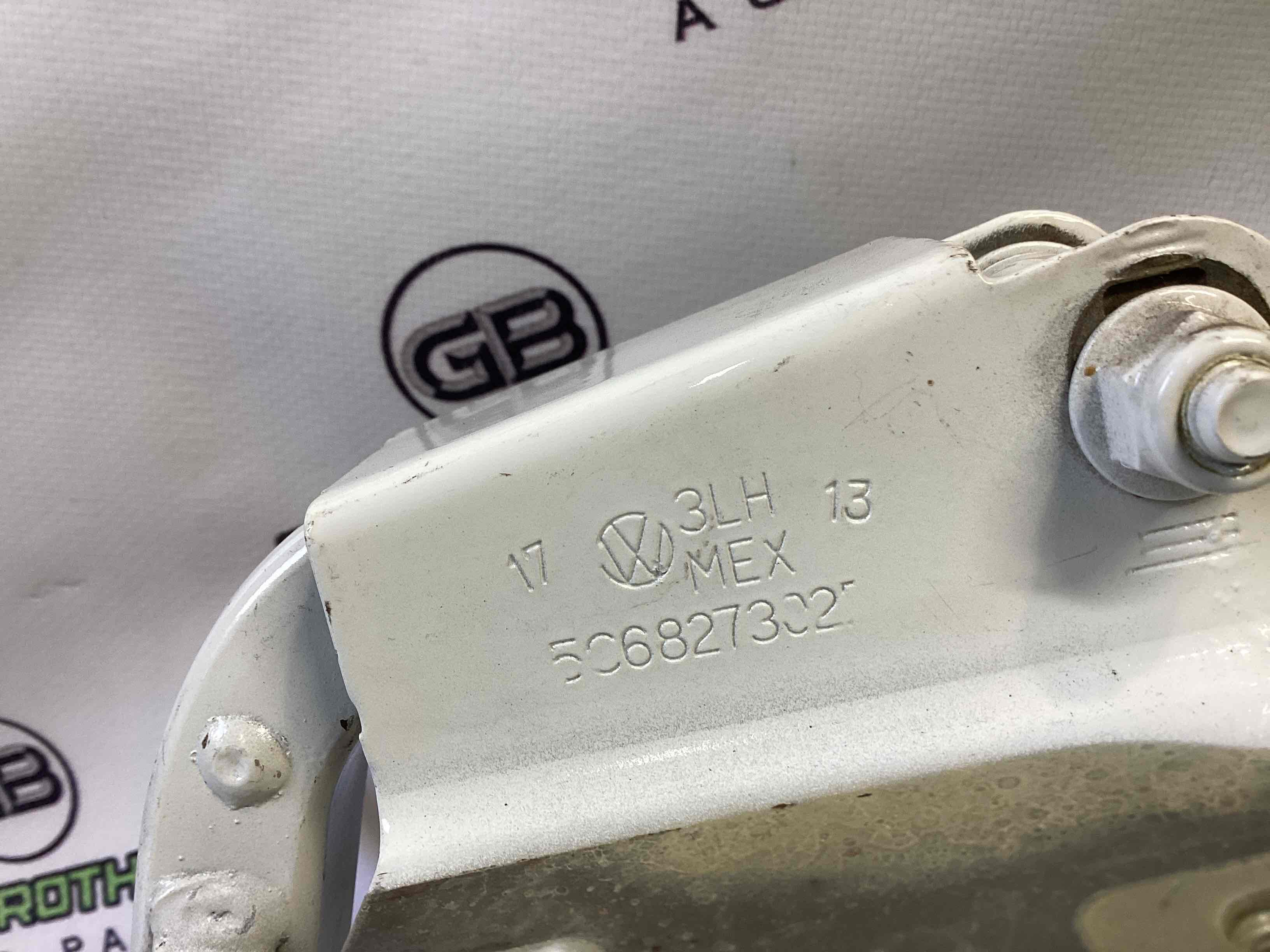 Петля кришки багажника, двері багажника