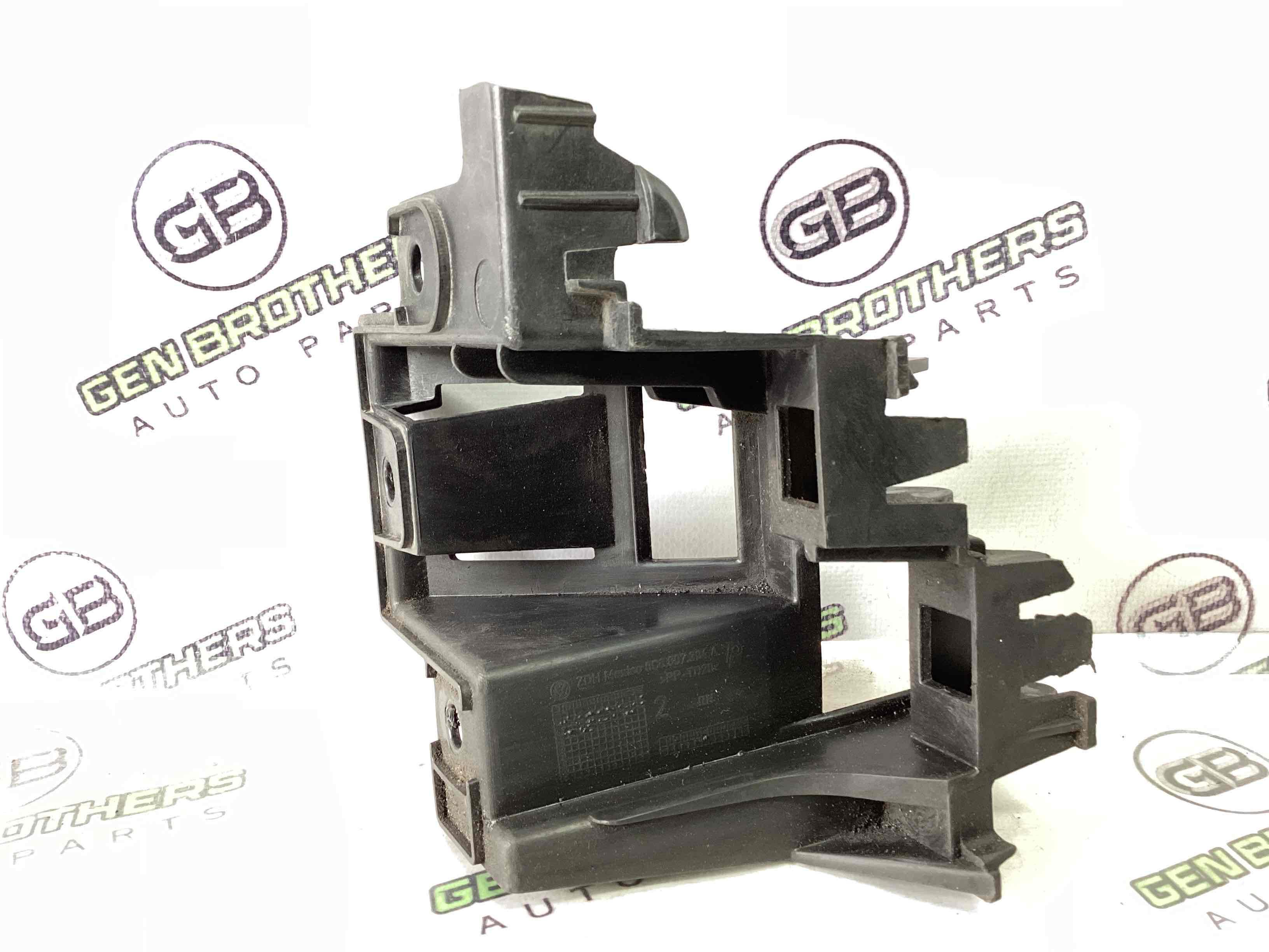 Кріплення заднього бампера праве