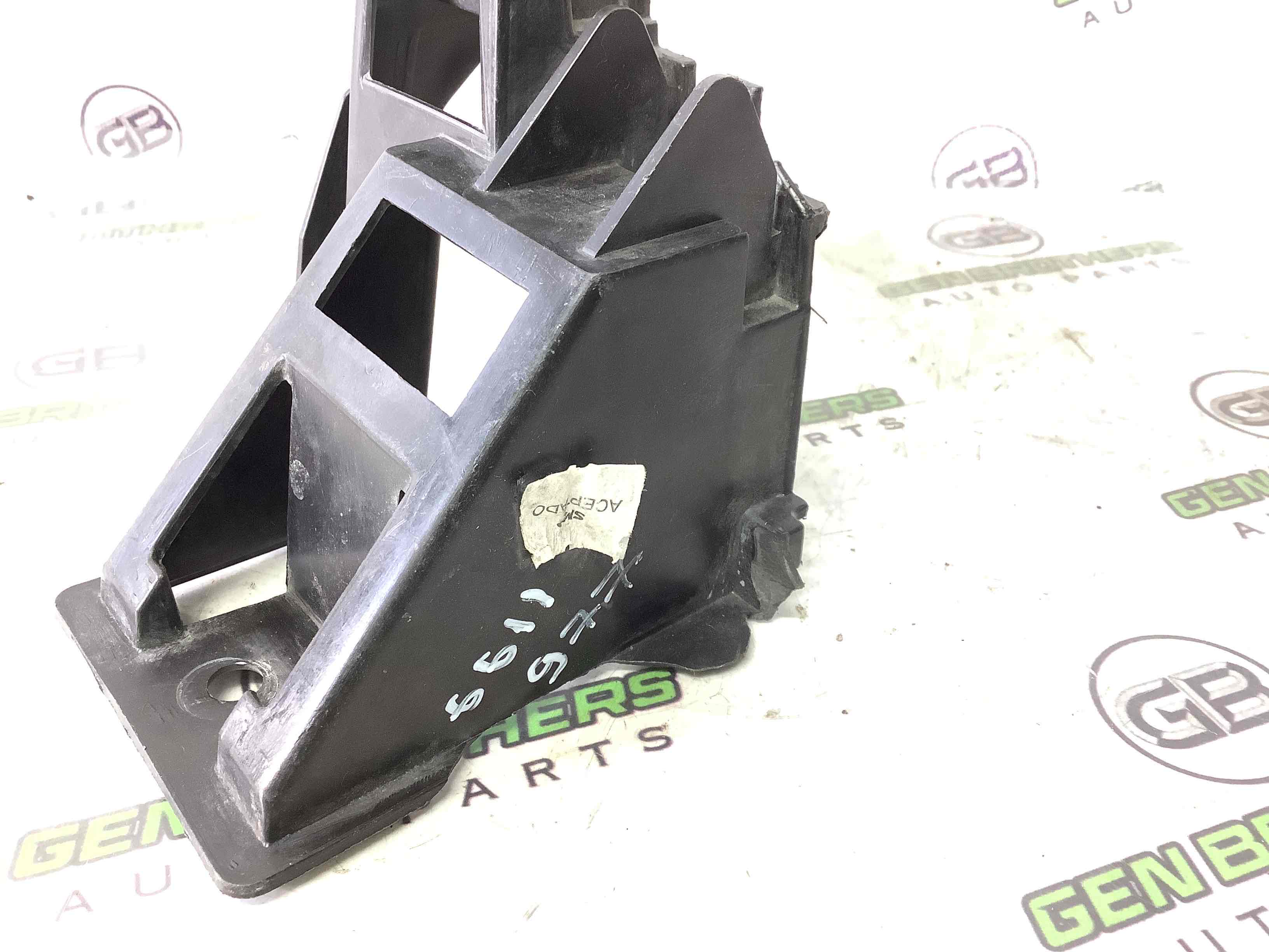 Кріплення заднього бампера праве