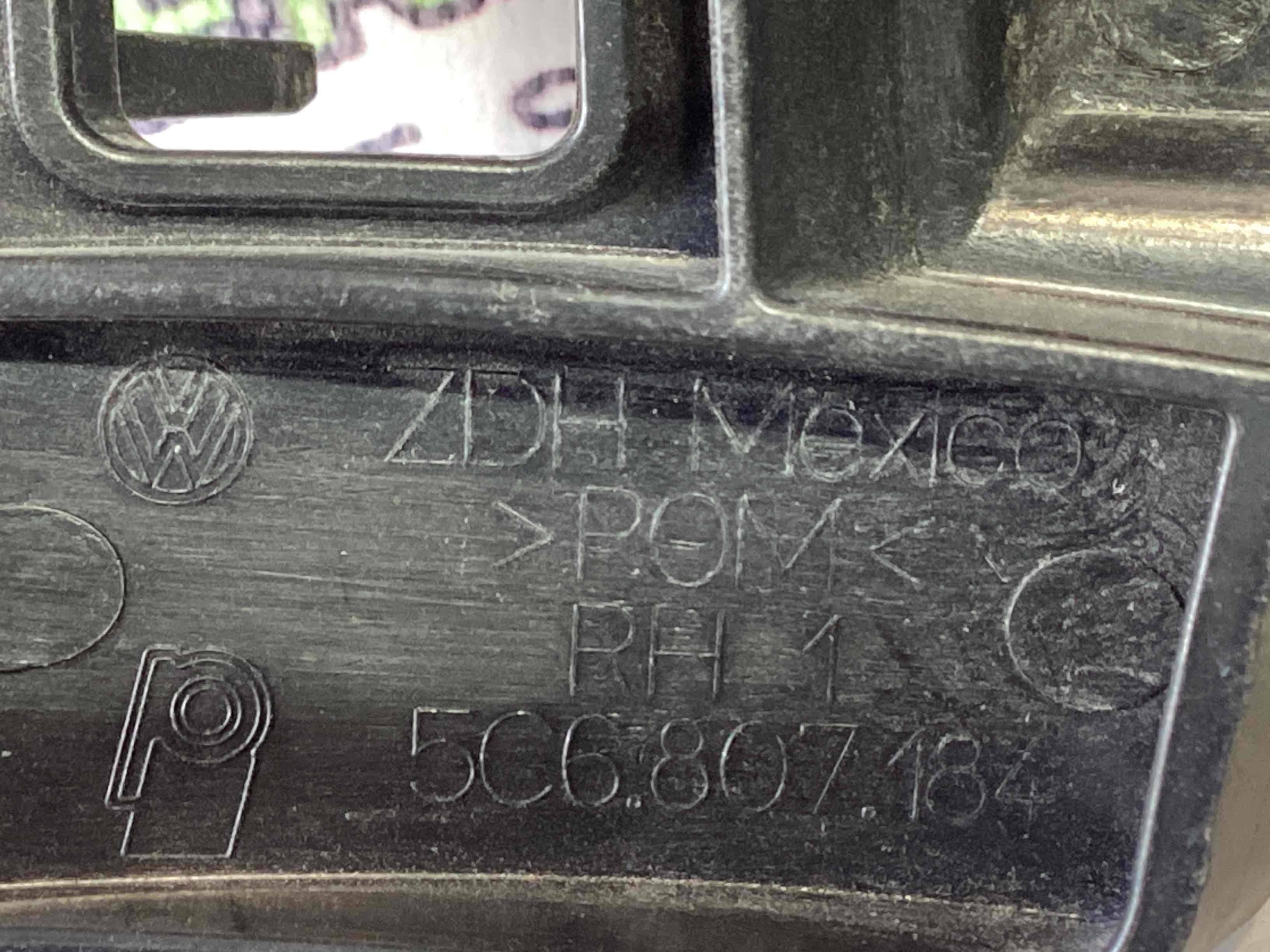 Кріплення переднього бампера праве