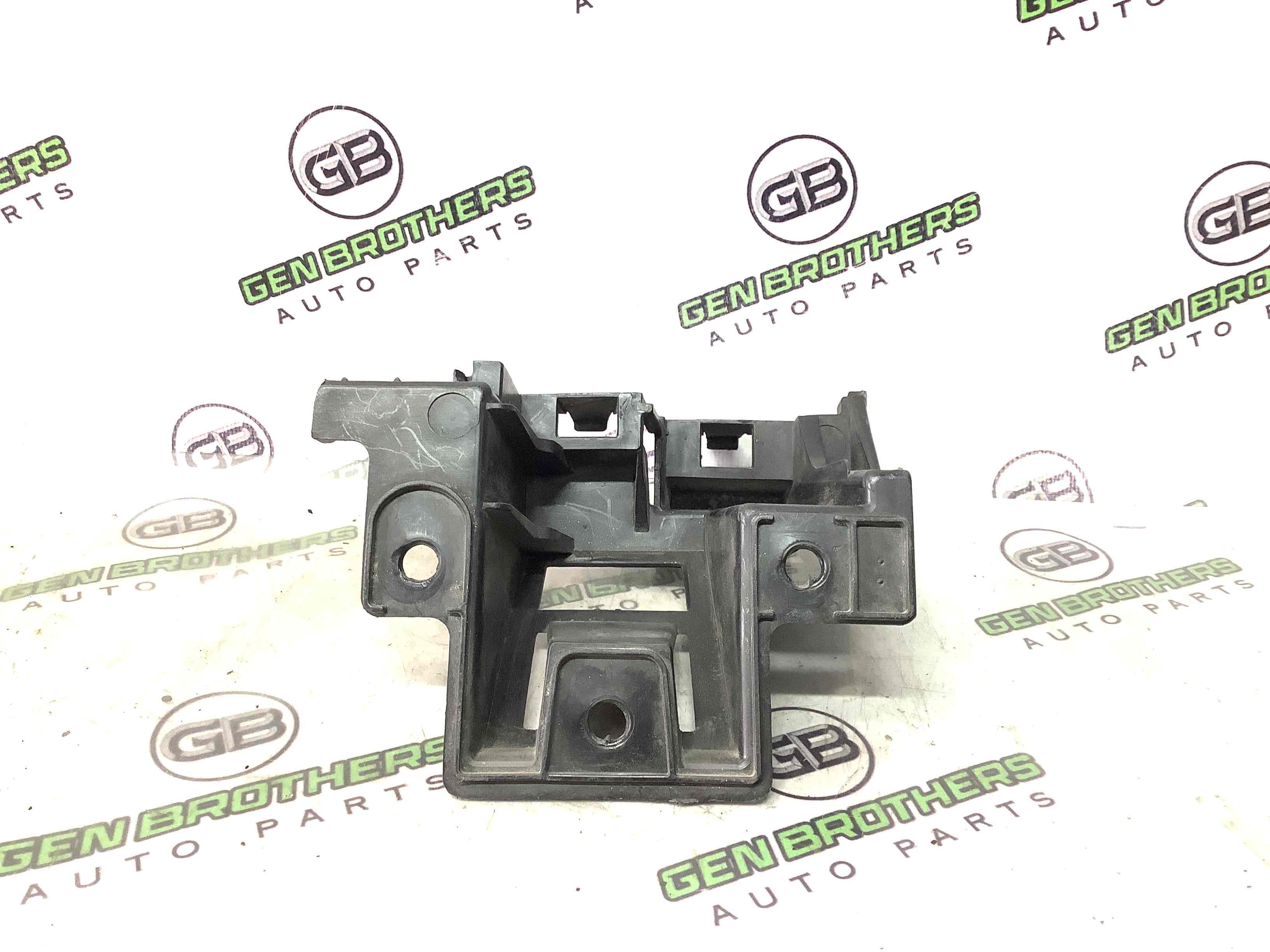 Кріплення заднього бампера праве