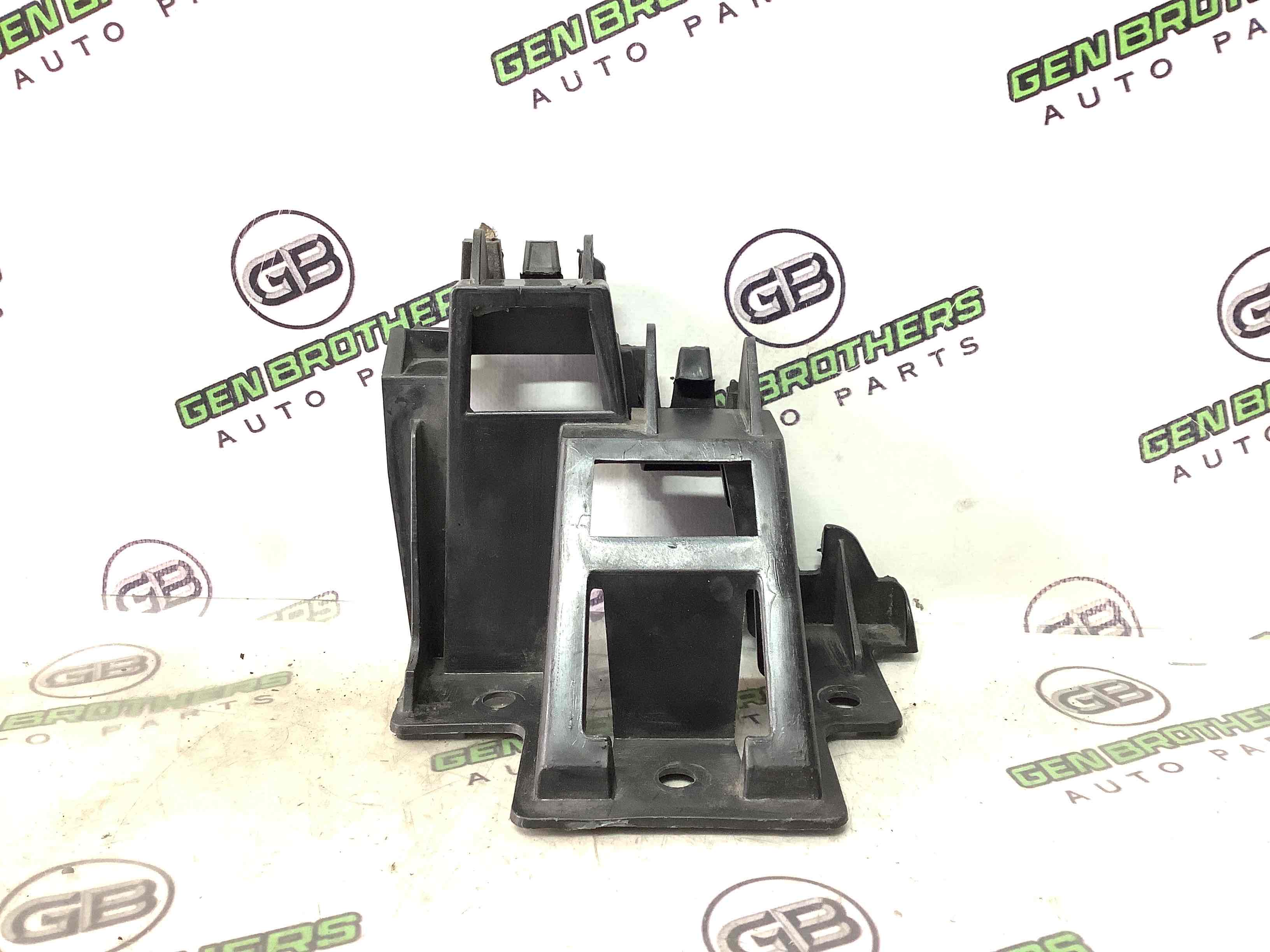 Кріплення заднього бампера праве