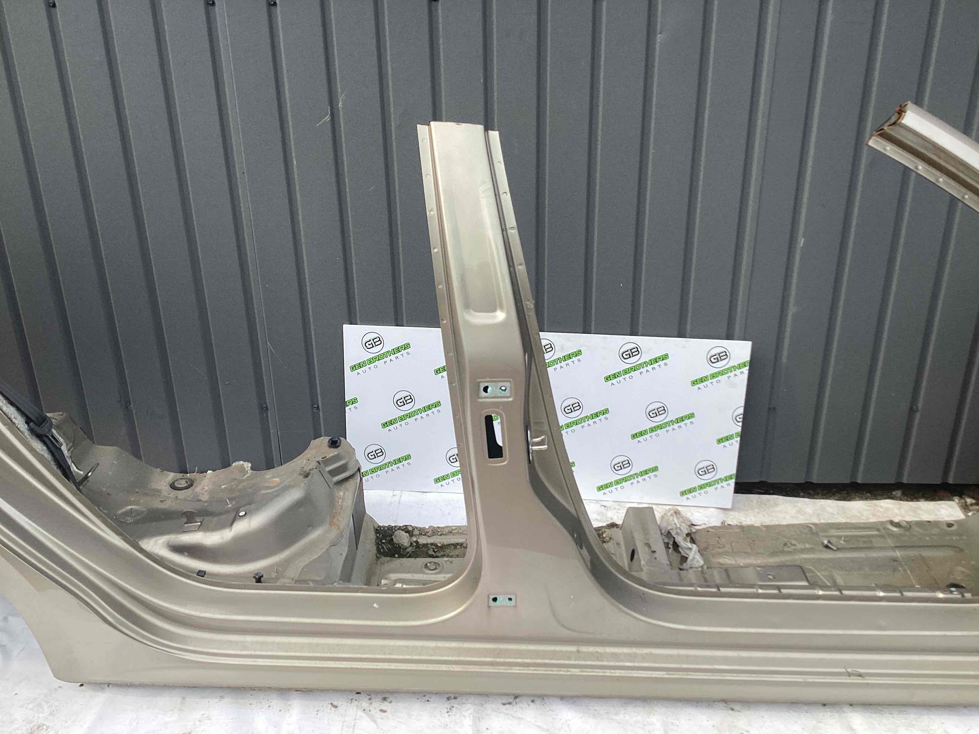 Чверть кузов права частина