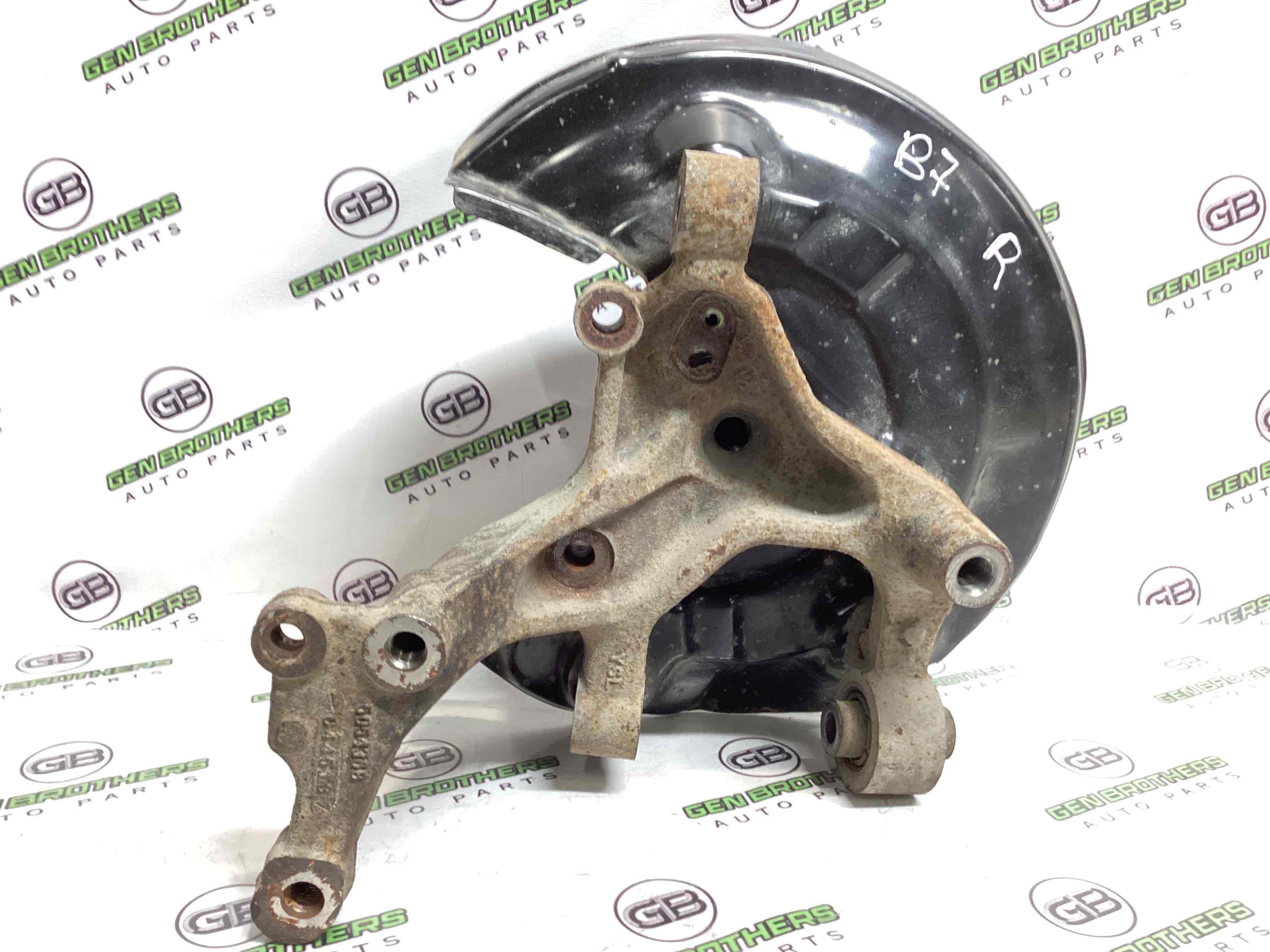 Кулак задній правий