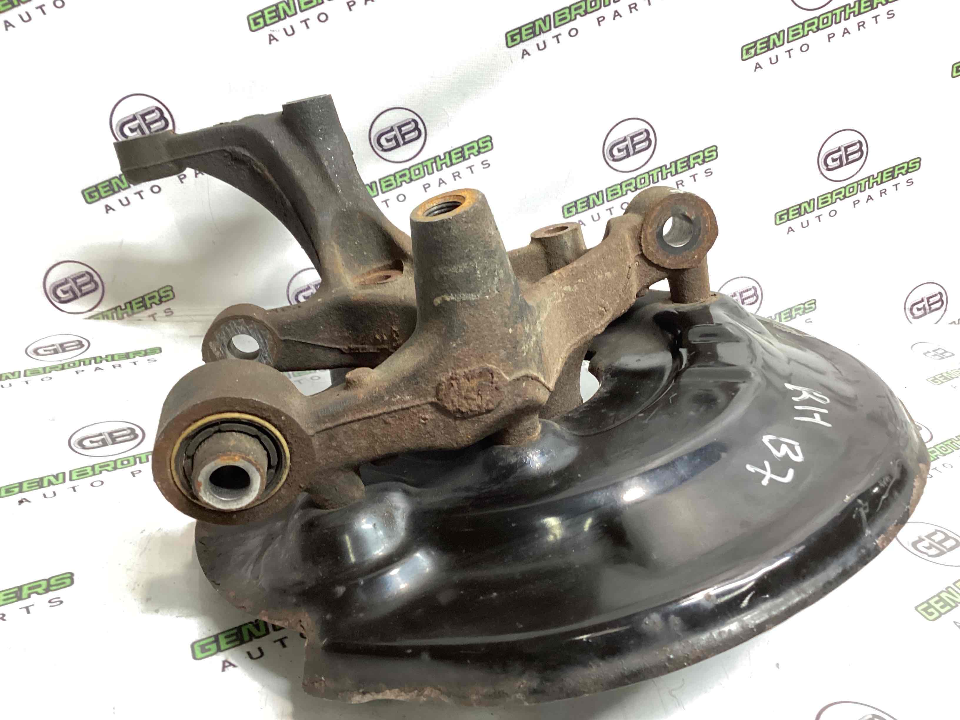 Кулак задній правий