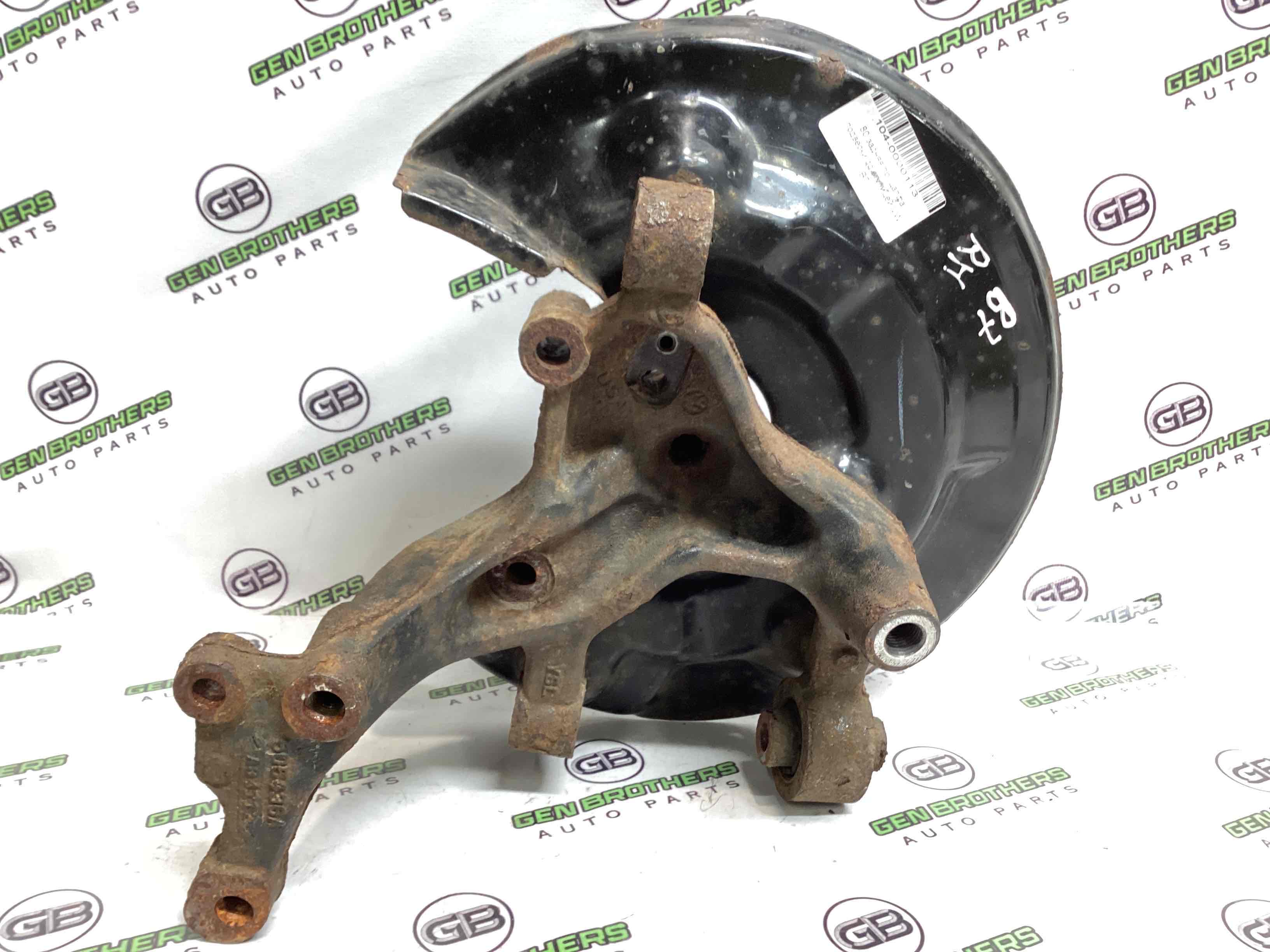 Кулак задній правий