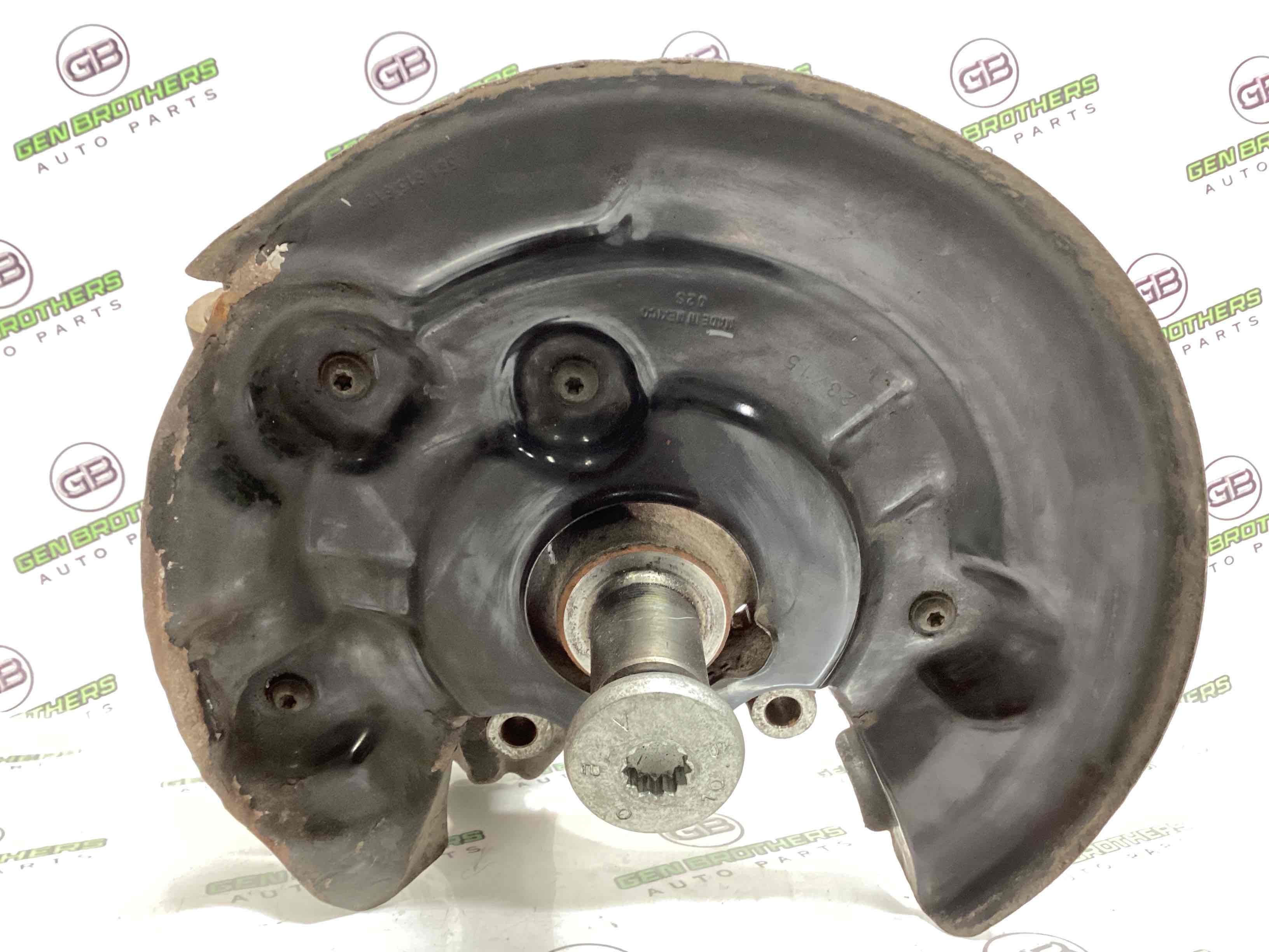 Кулак задній правий