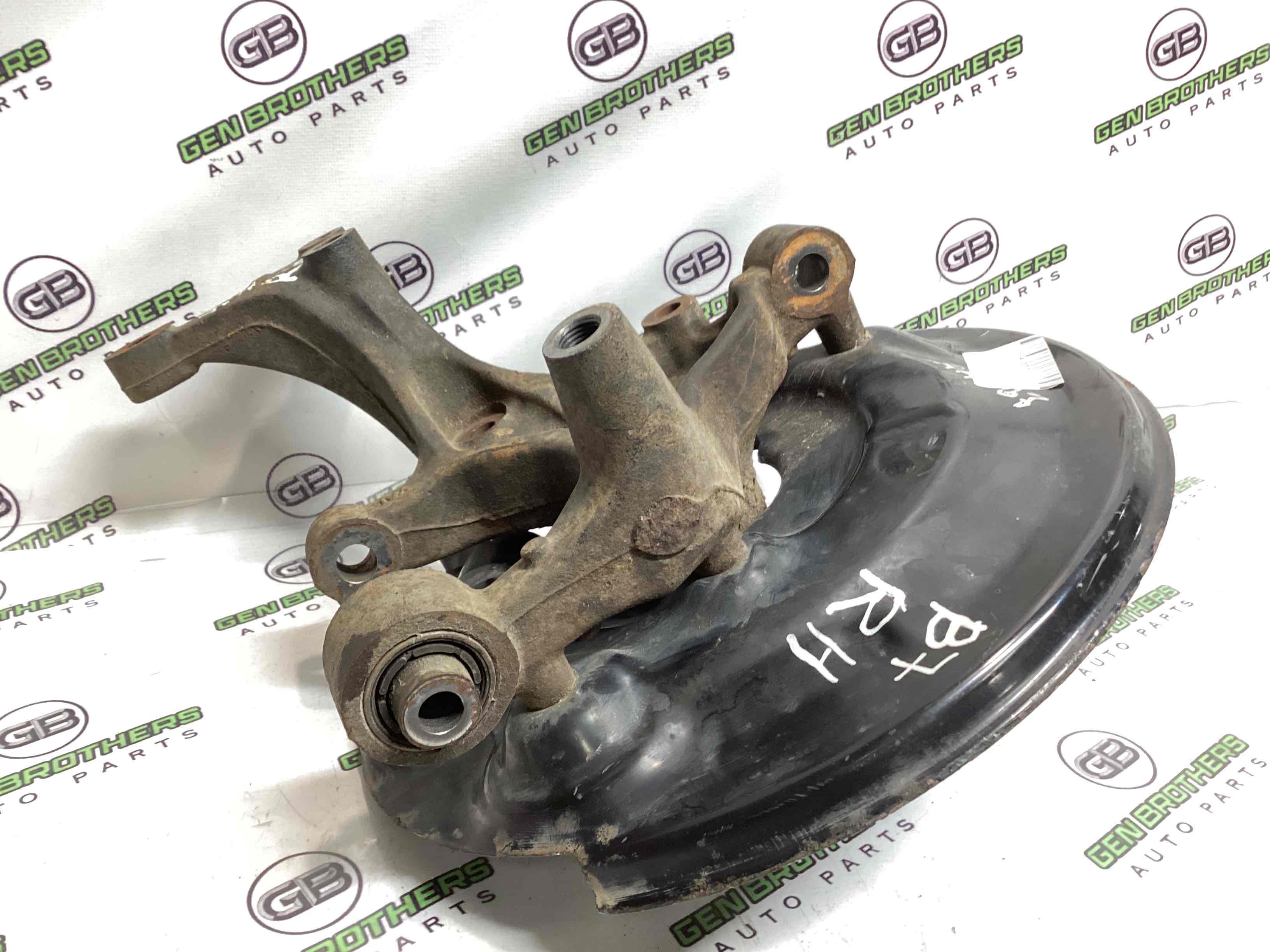 Кулак задній правий