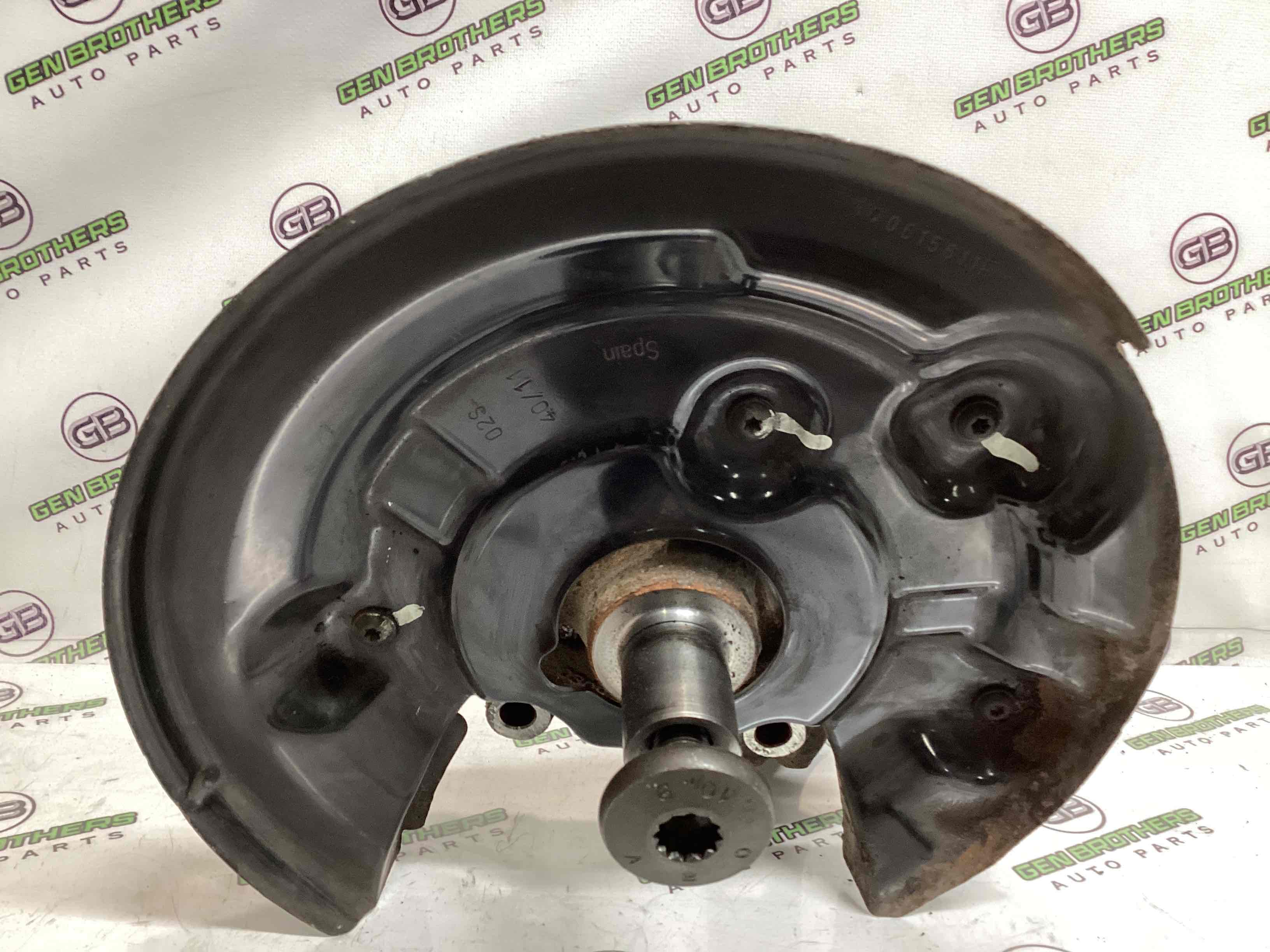 Кулак задній лівий