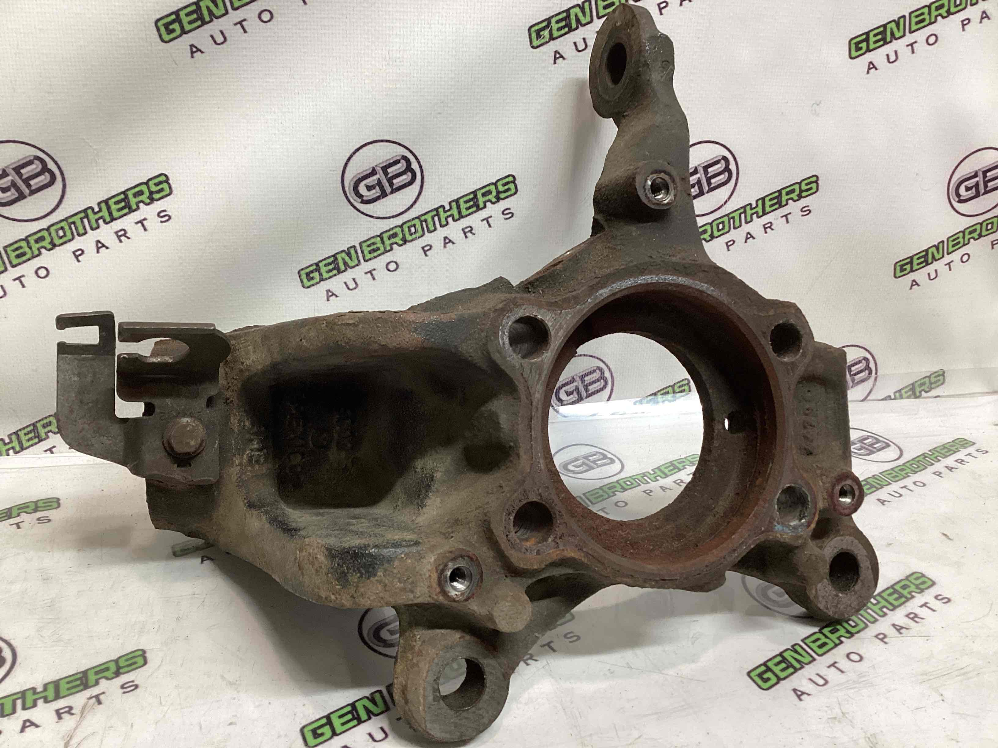 Кулак поворотний лівий