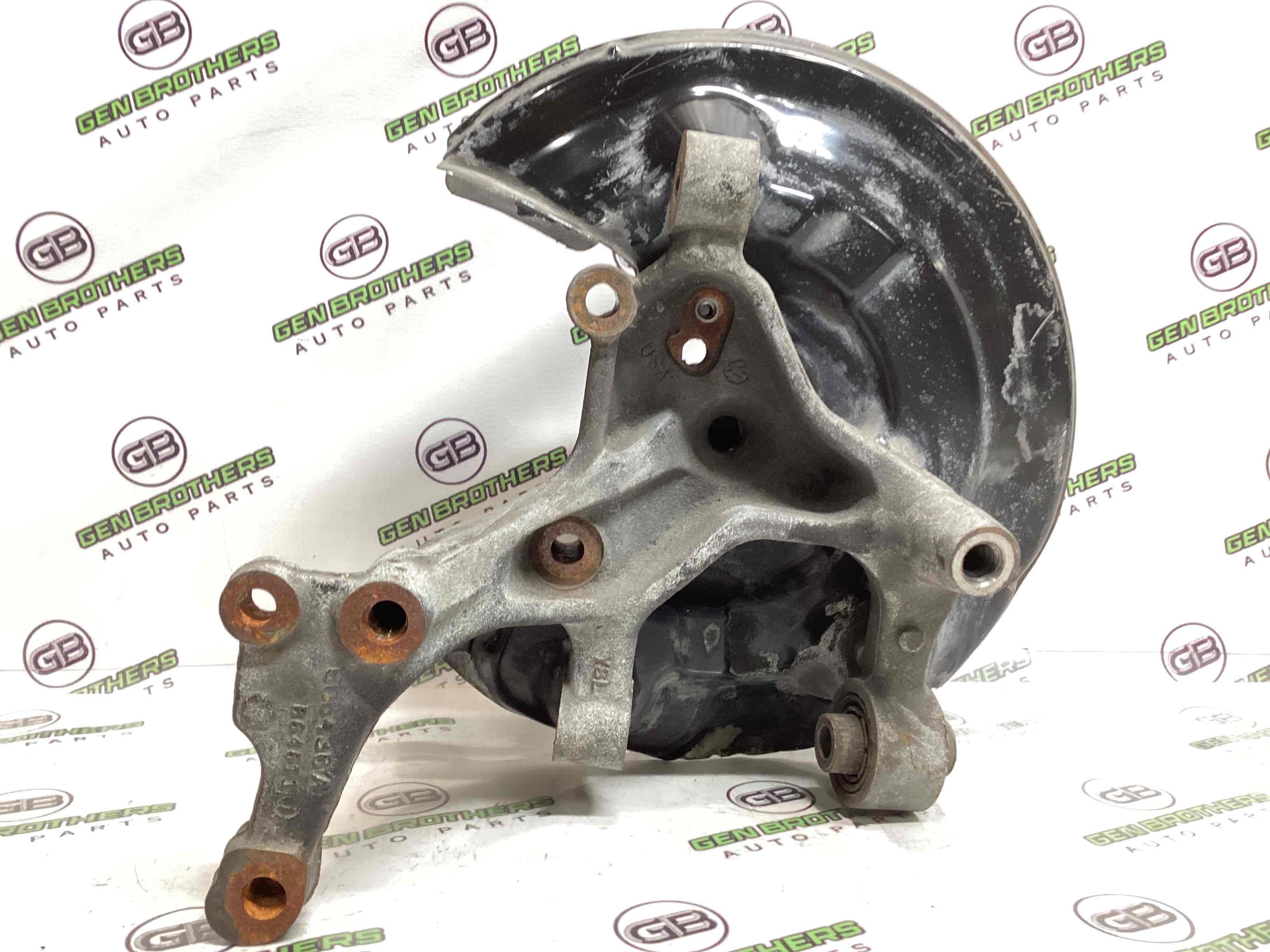 Кулак задній правий