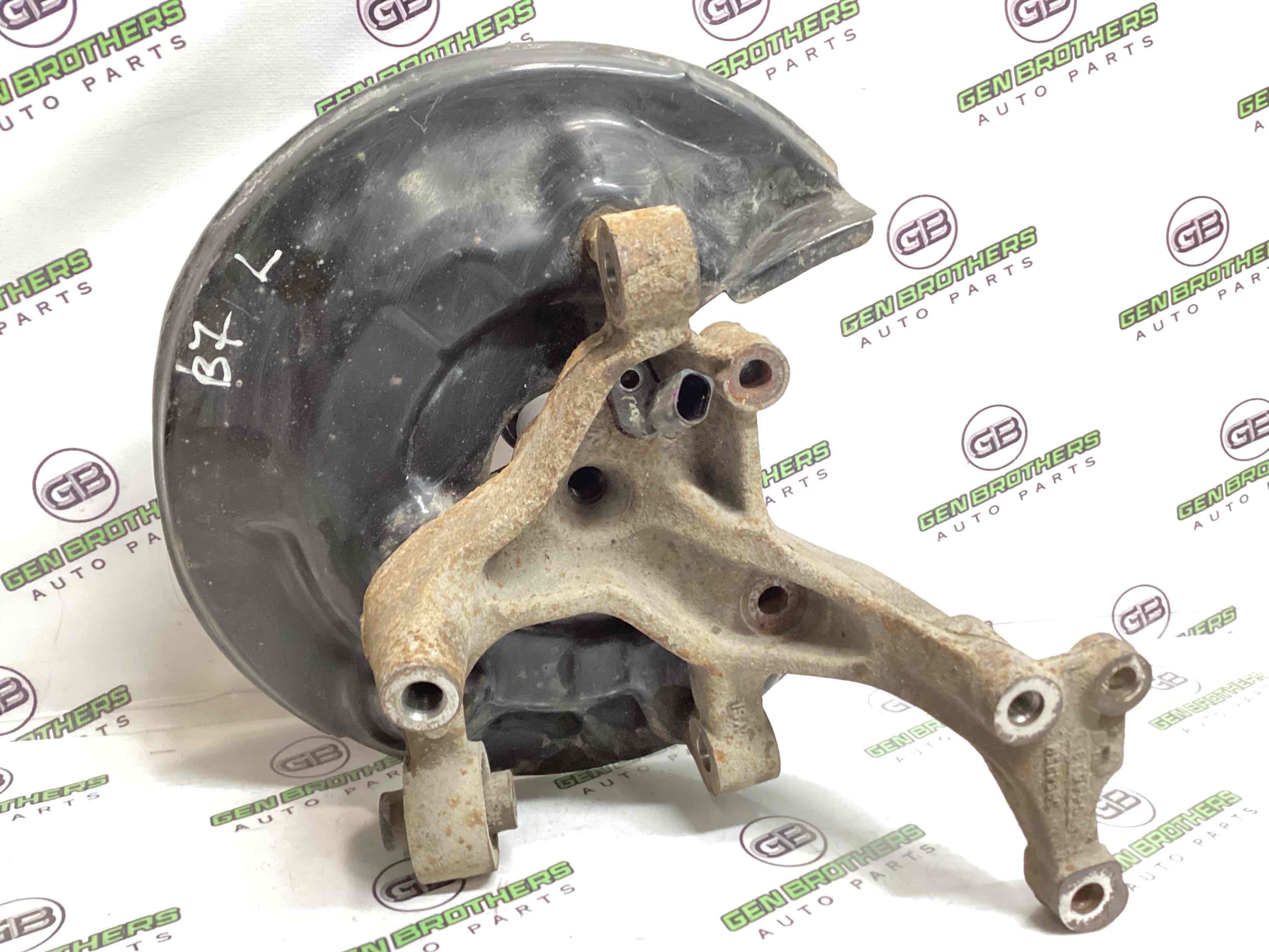 Кулак задній лівий