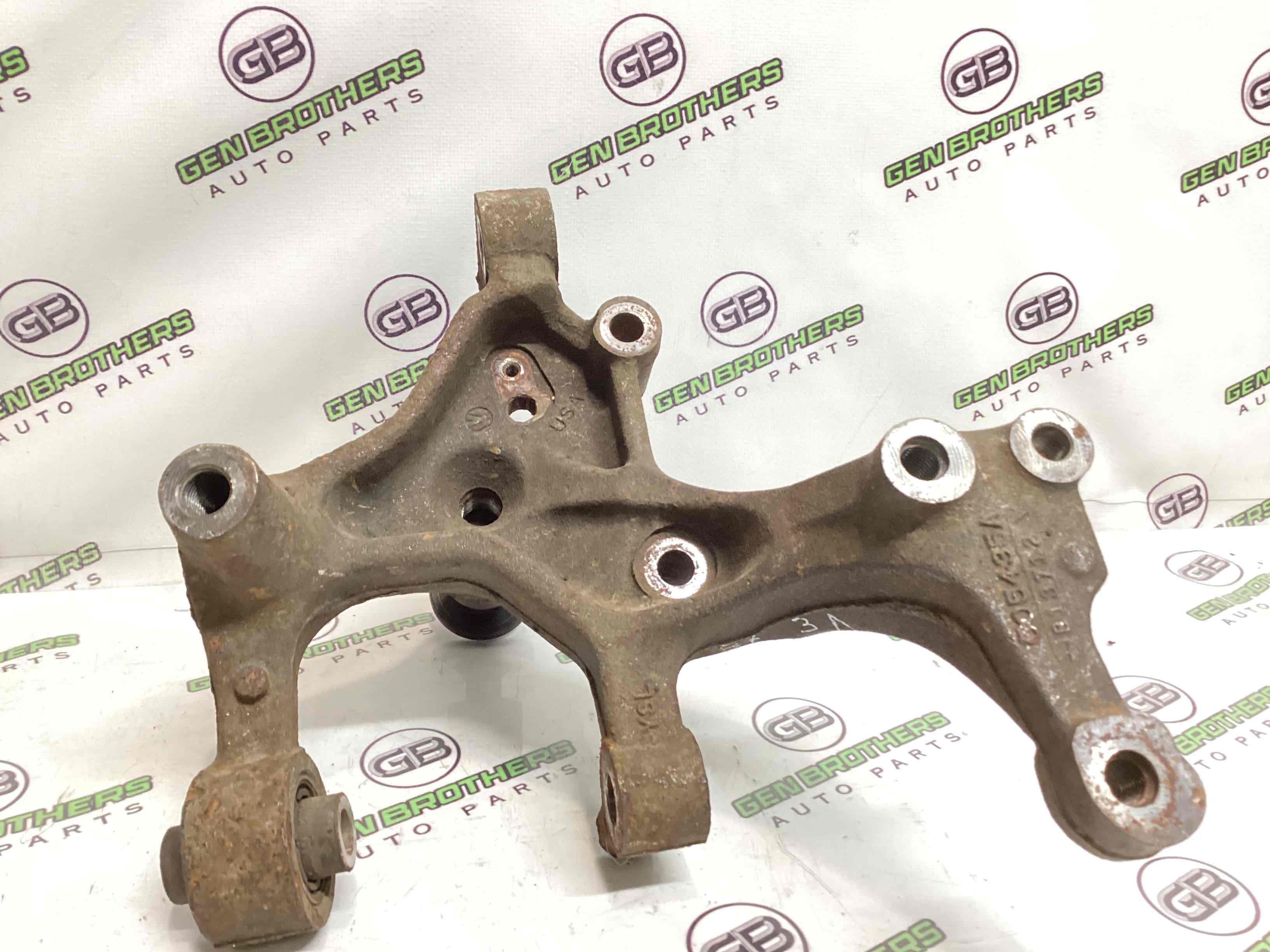 Кулак задній лівий