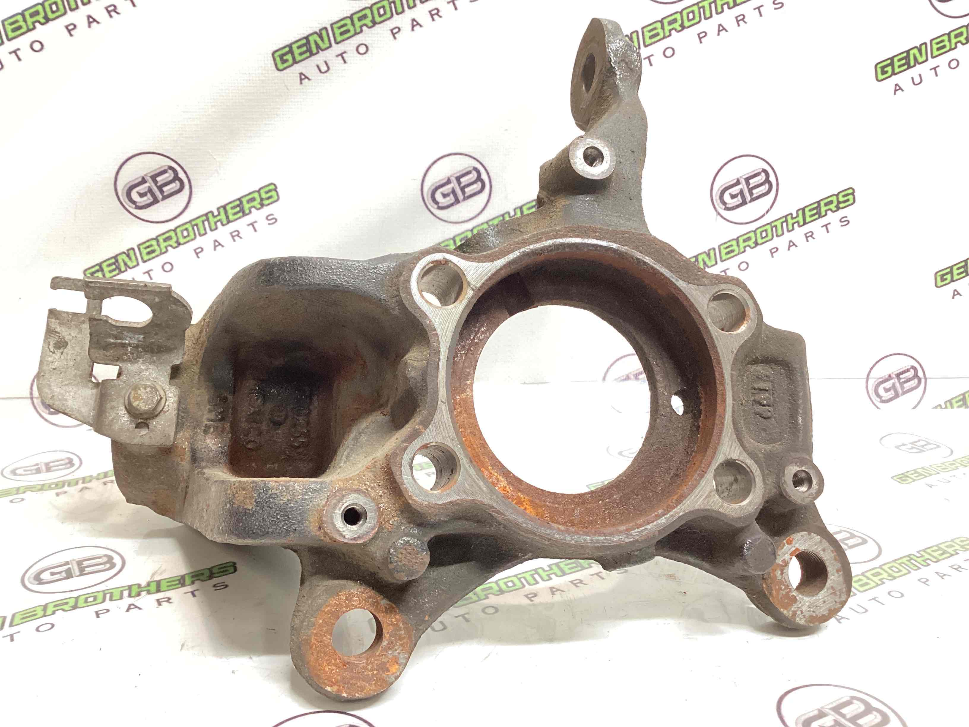 Кулак поворотний лівий